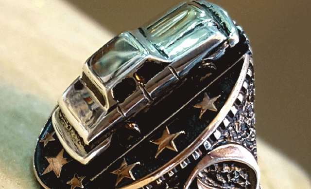 Devlet Bahçeliye nostaljik araba figürlü yüzük