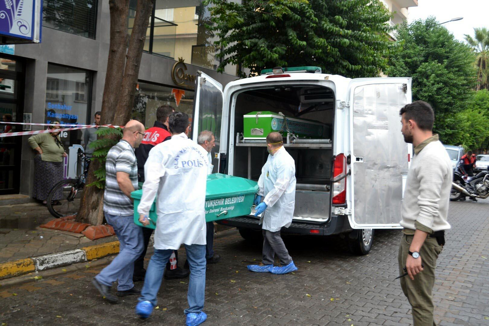 3 bıçak darbesiyle öldürdü, polise teslim oldu