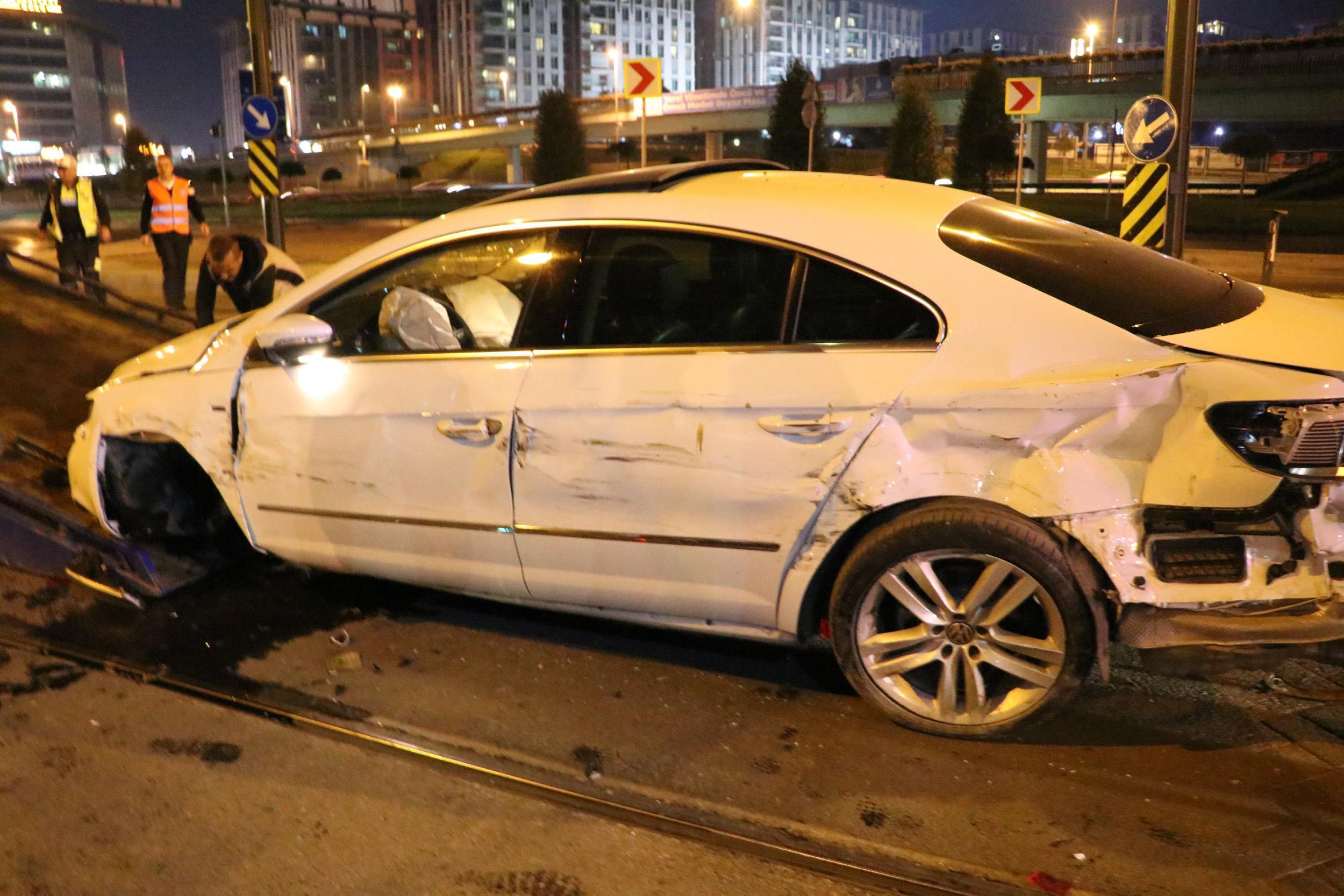 Cevizlibağda otomobil tramvaya çarptı: 1 yaralı