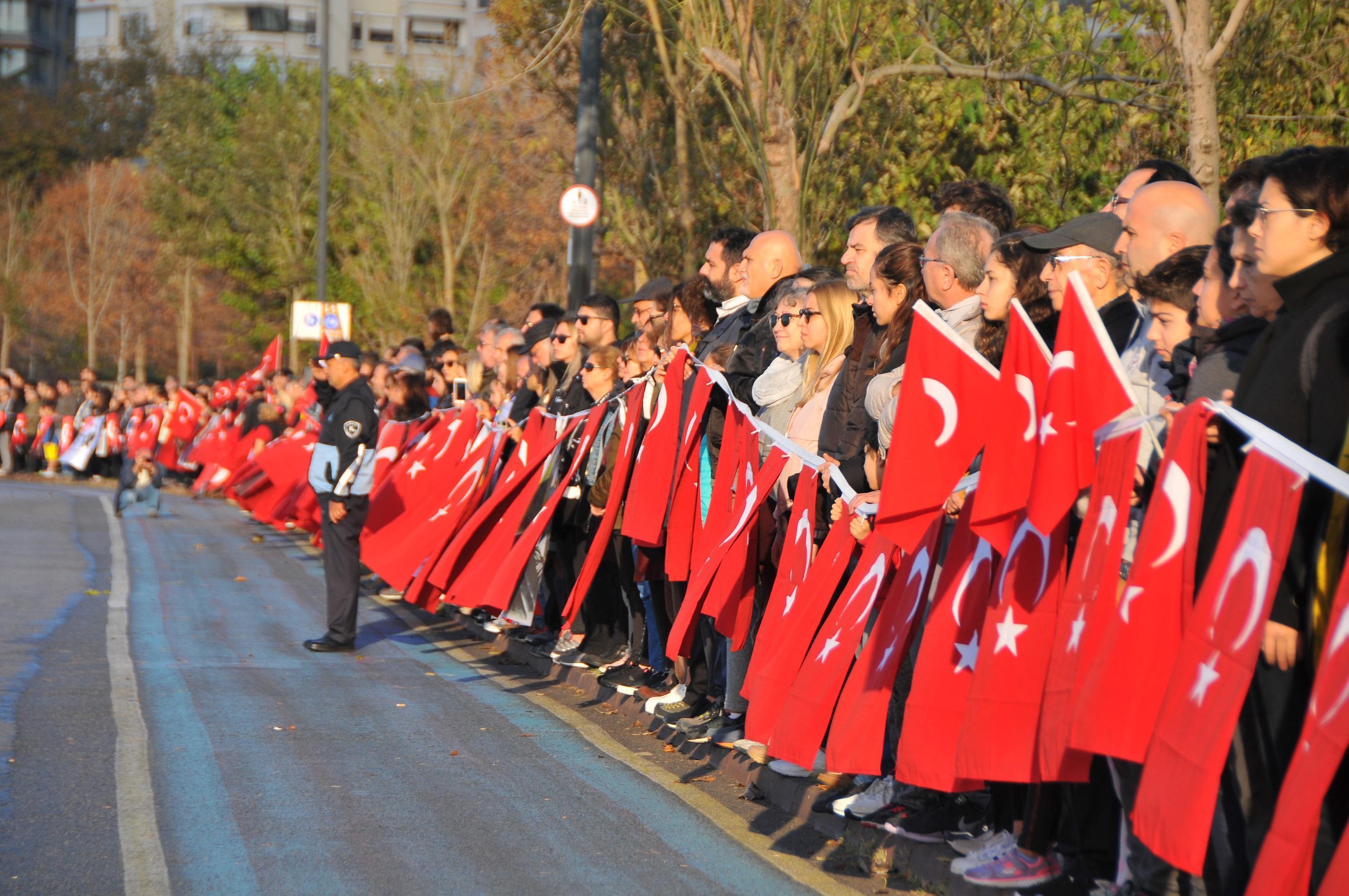 Kadıköy’de binlerce kişilik ‘Ata’ya Saygı Zinciri’