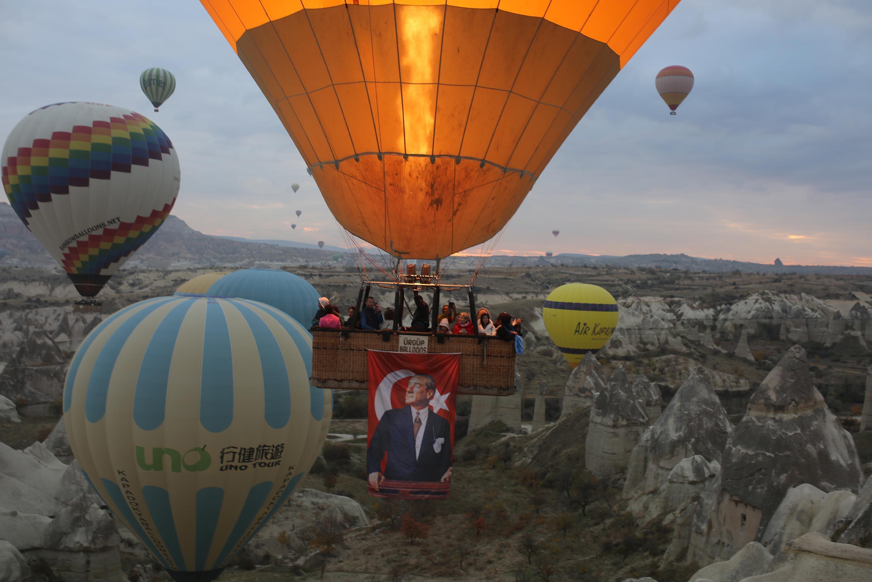Kapadokyada balonlar Atatürk posterleriyle havalandı