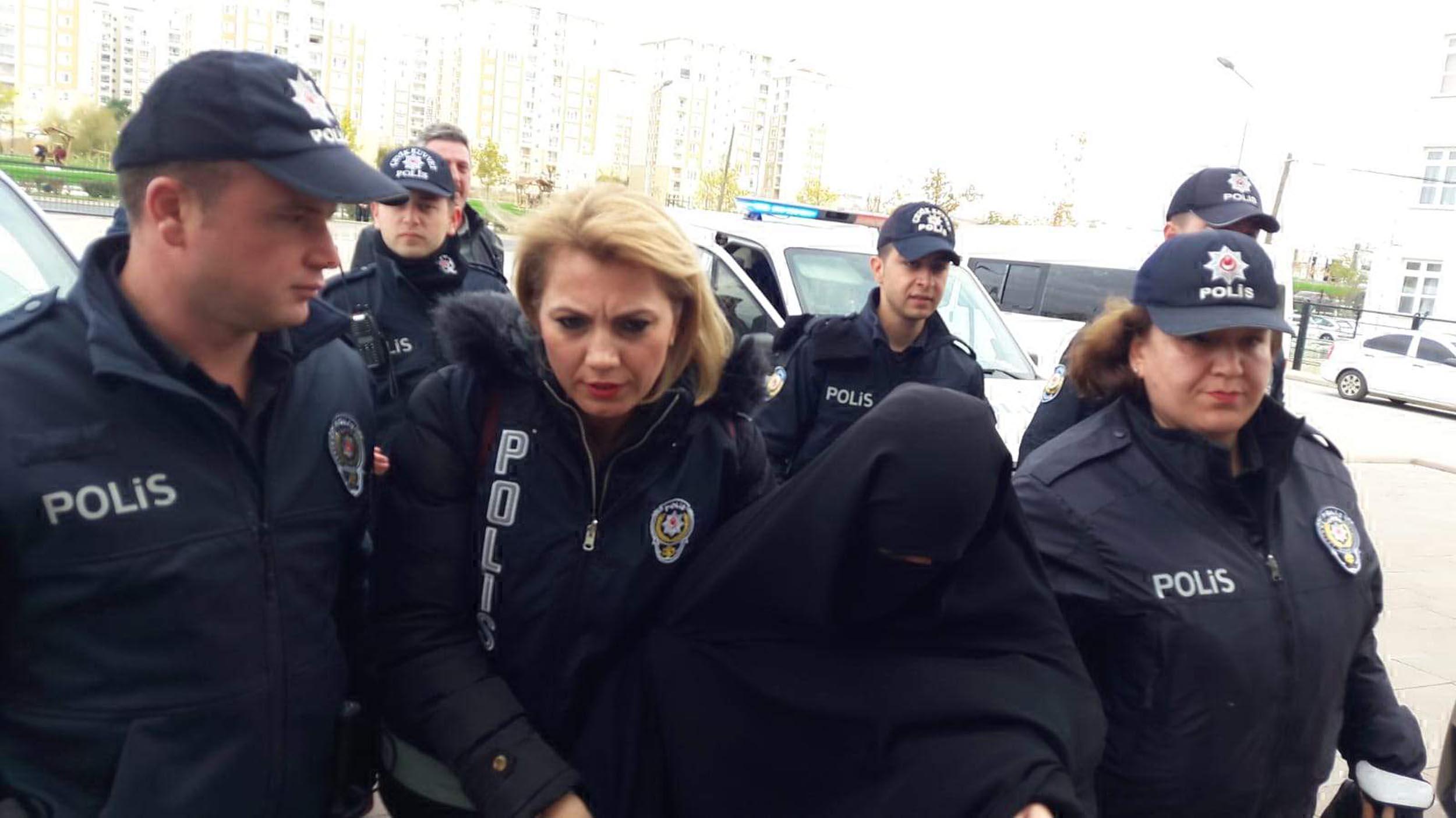 Atatürk Anıtına baltayla saldıran kadın adli kontrolle serbest