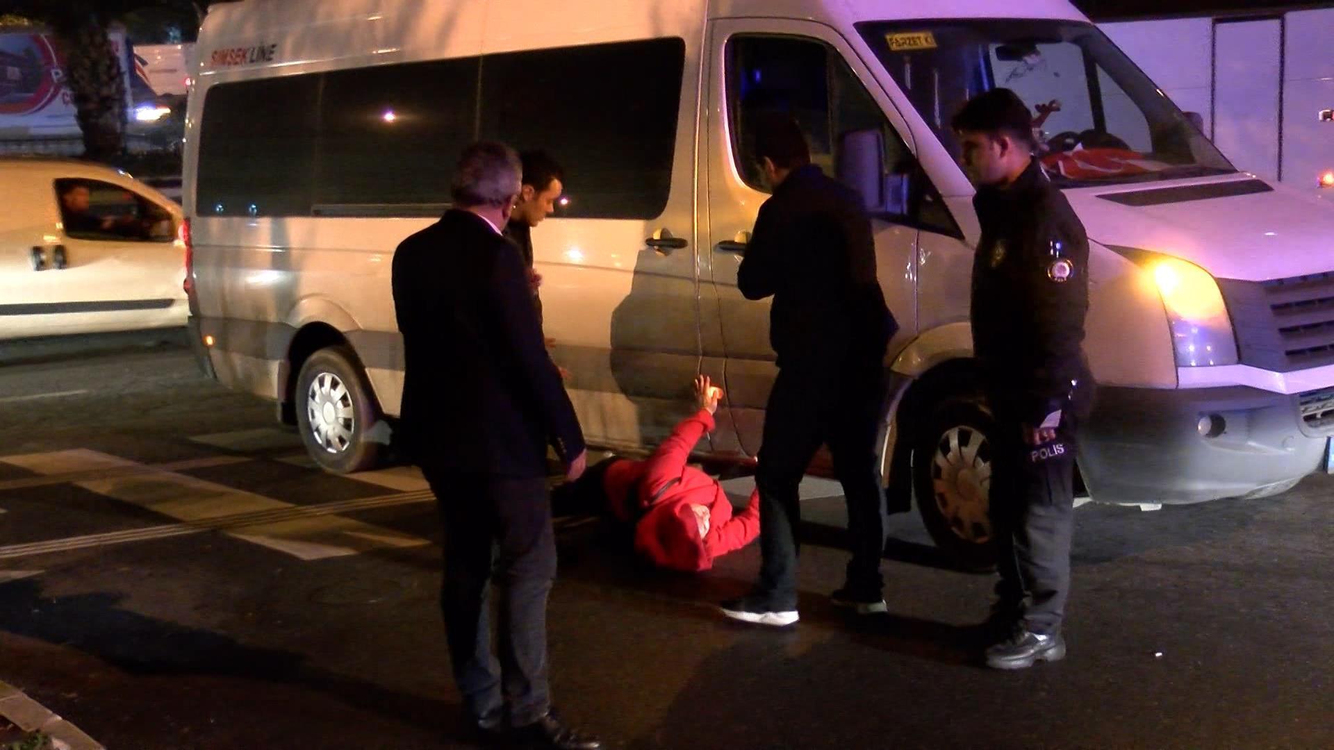 Yaya geçidinden geçerken minibüsün çarptığı kadın yaralandı