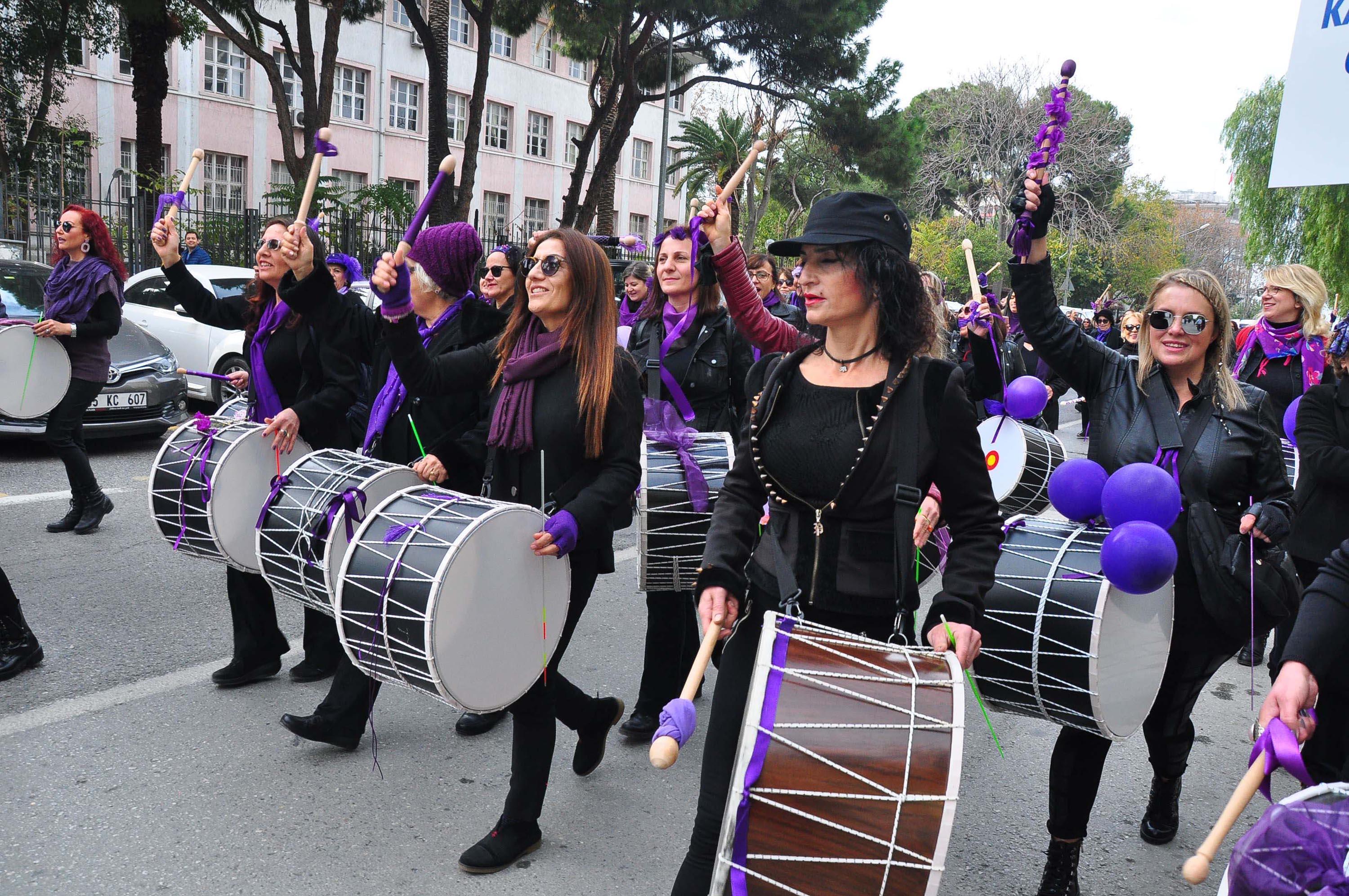 Bu ayakkabılar erkek şiddeti kurbanı 307 kadını simgeliyor