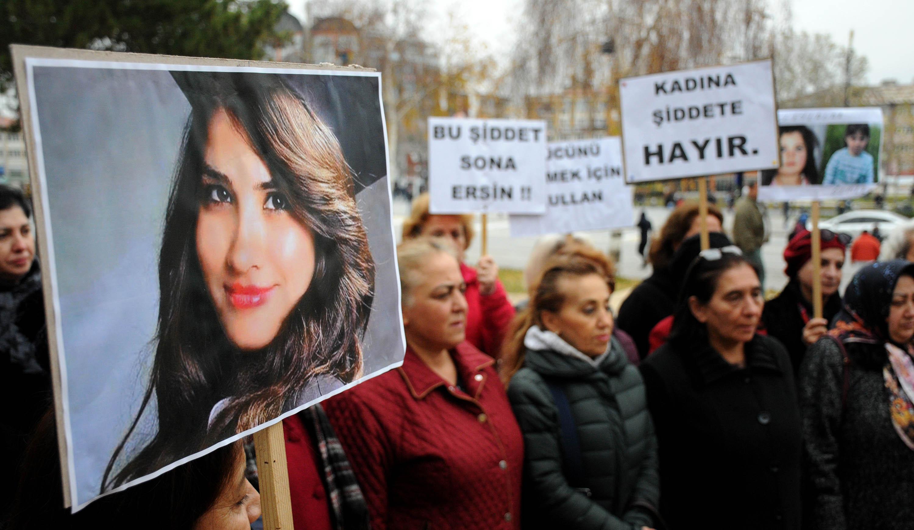 Bu ayakkabılar erkek şiddeti kurbanı 307 kadını simgeliyor