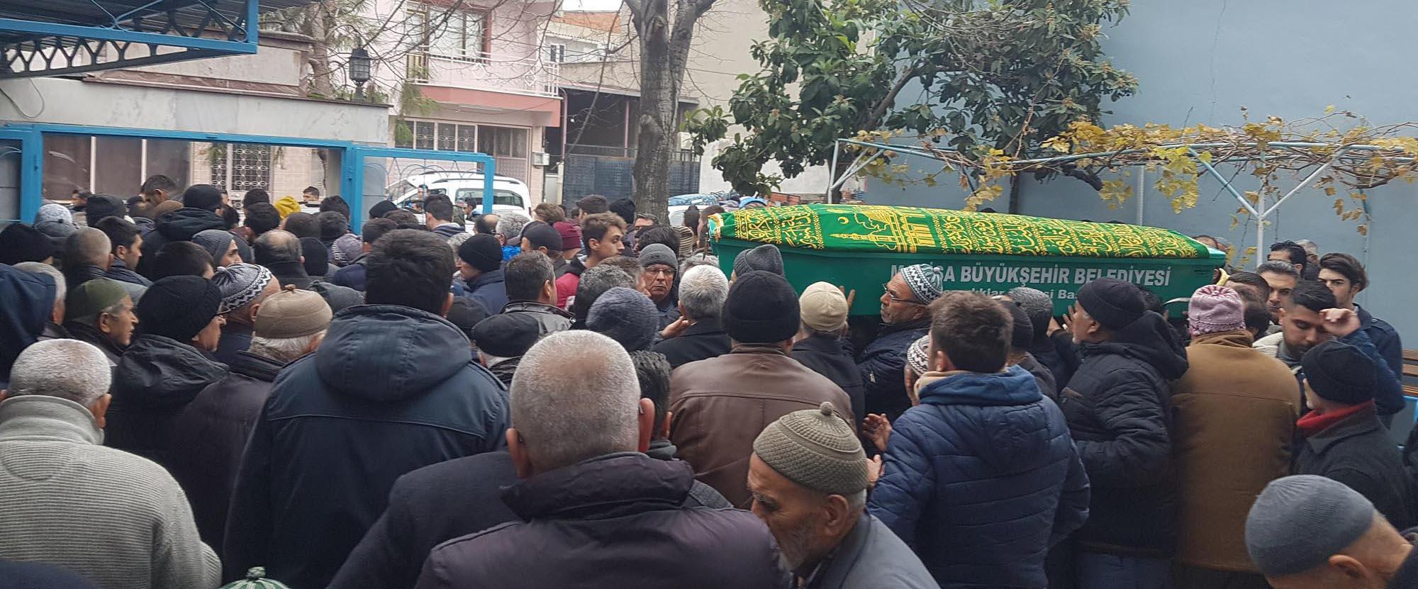 Motosikletiyle traktörün römorkuna çarpan kasksız genç öldü