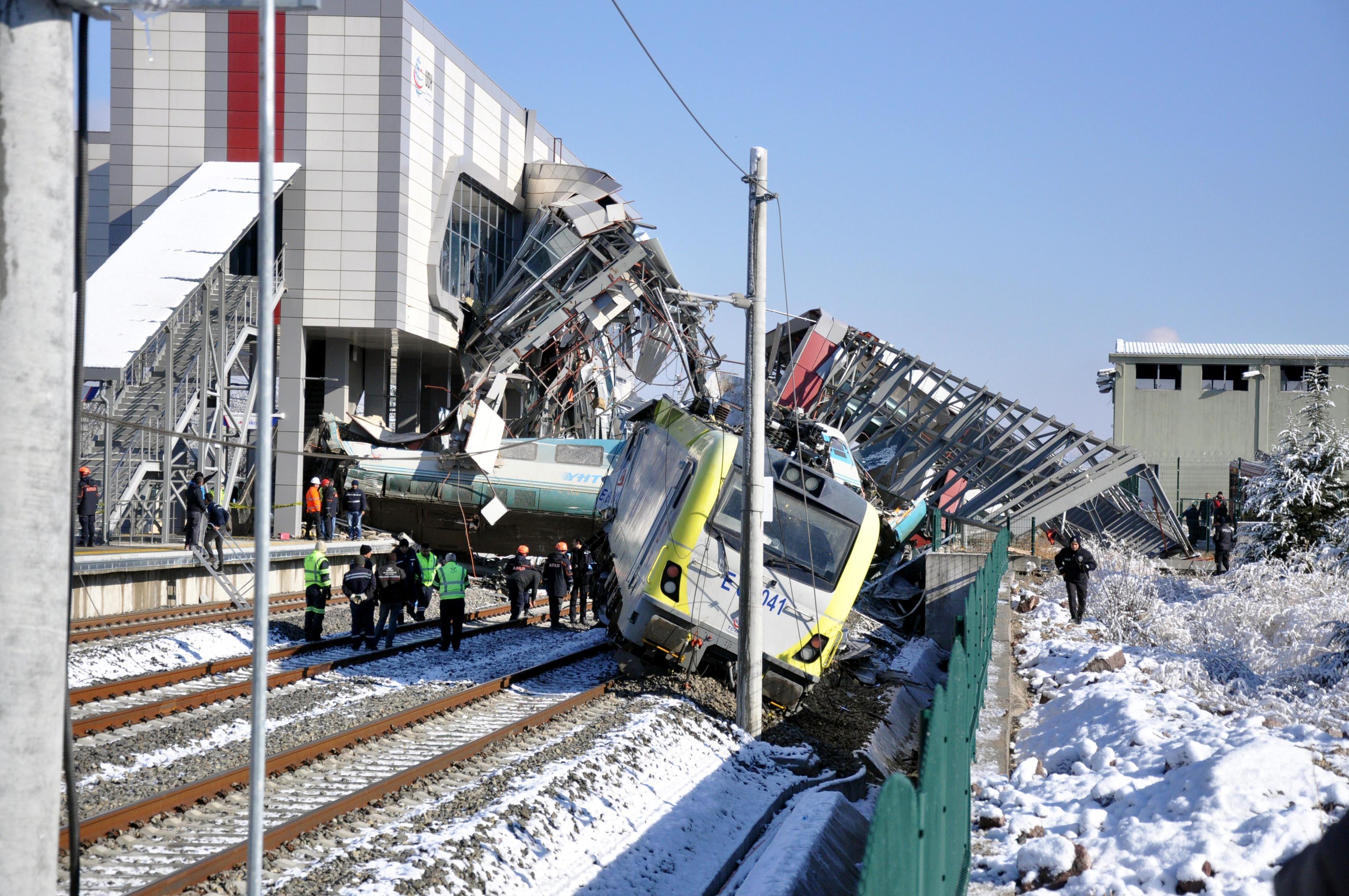 Ankarada Yüksek Hızlı Tren ile kılavuz tren çarpıştı