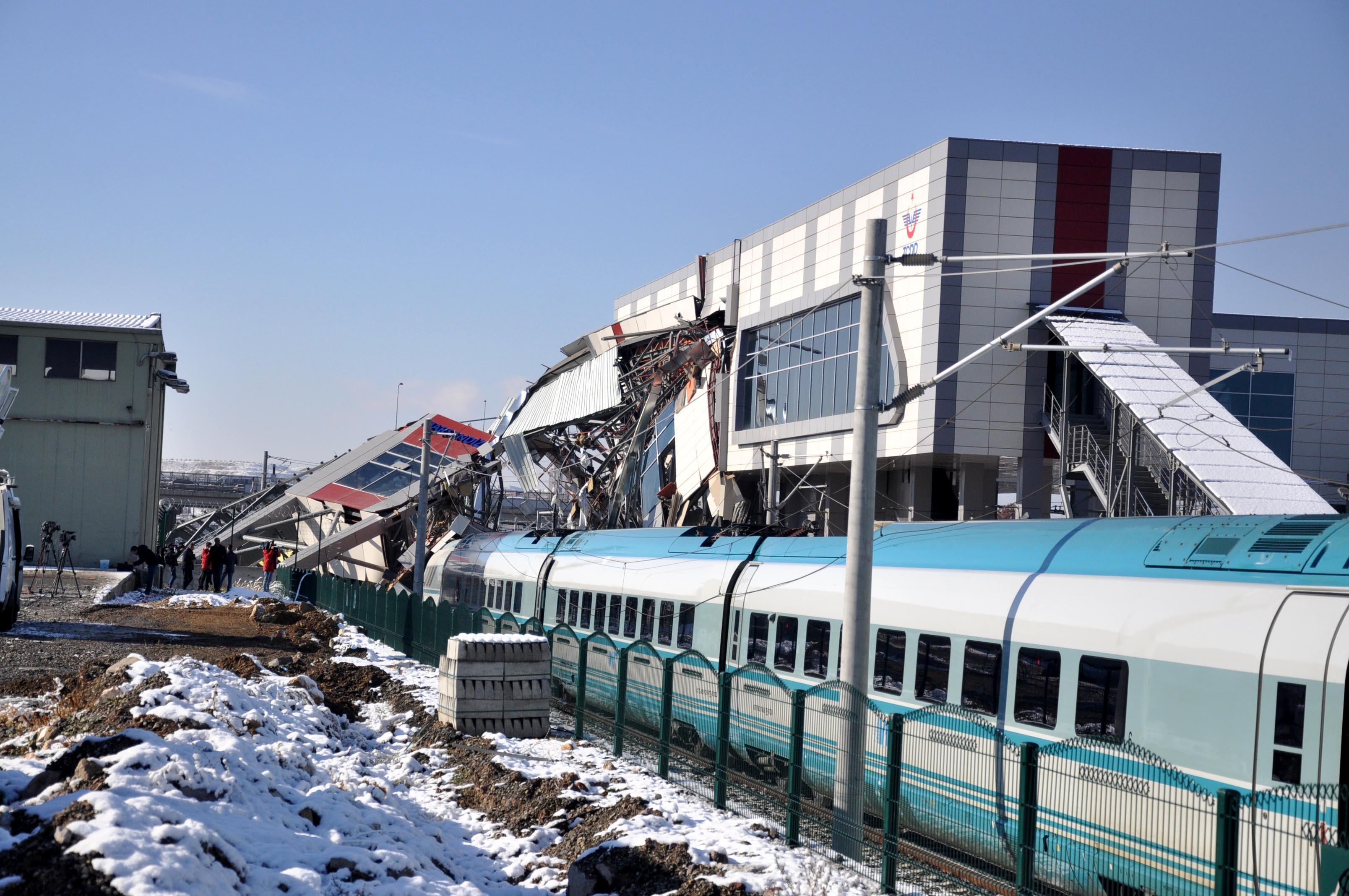 Ankarada Yüksek Hızlı Tren ile kılavuz tren çarpıştı