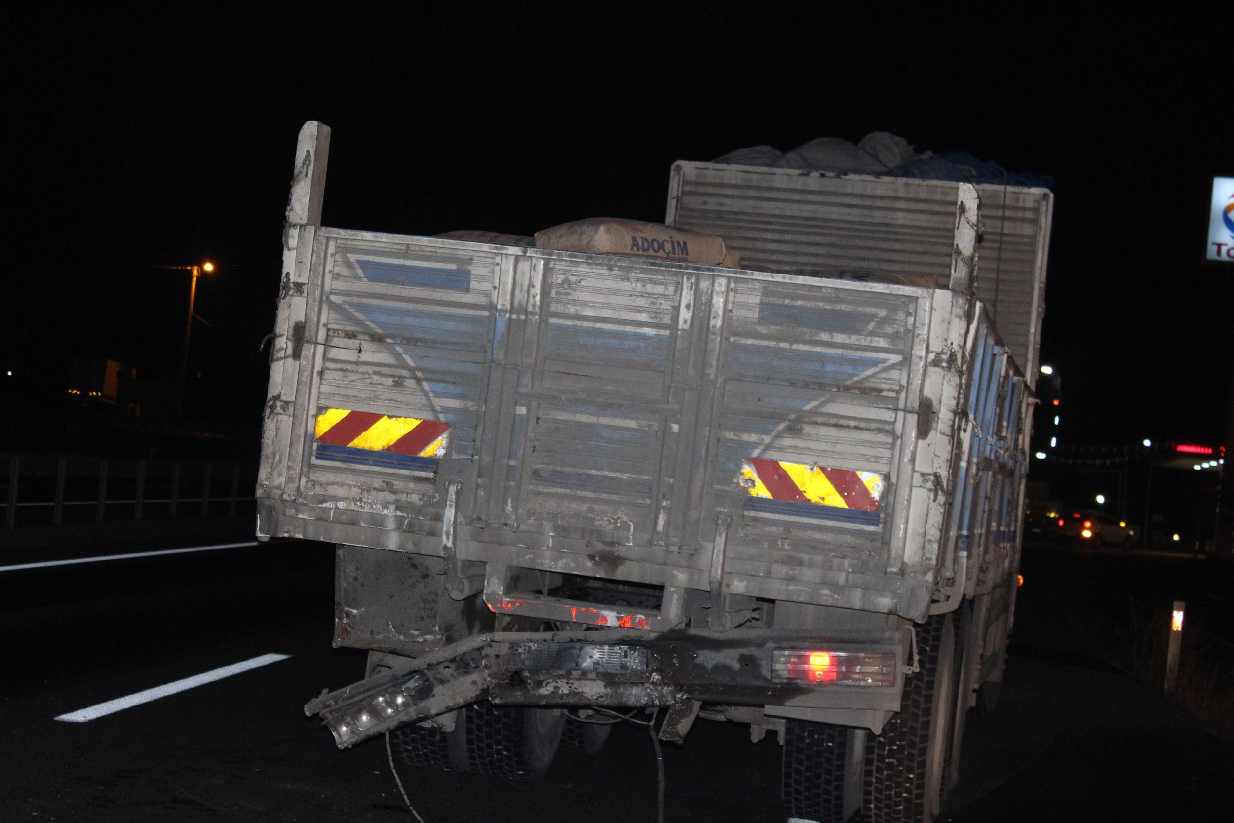Gümüşyakada kamyonet kamyona çarptı: 5 yaralı