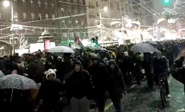 Belgradda, Vuçiç ve hükümet protestosu devam ediyor
