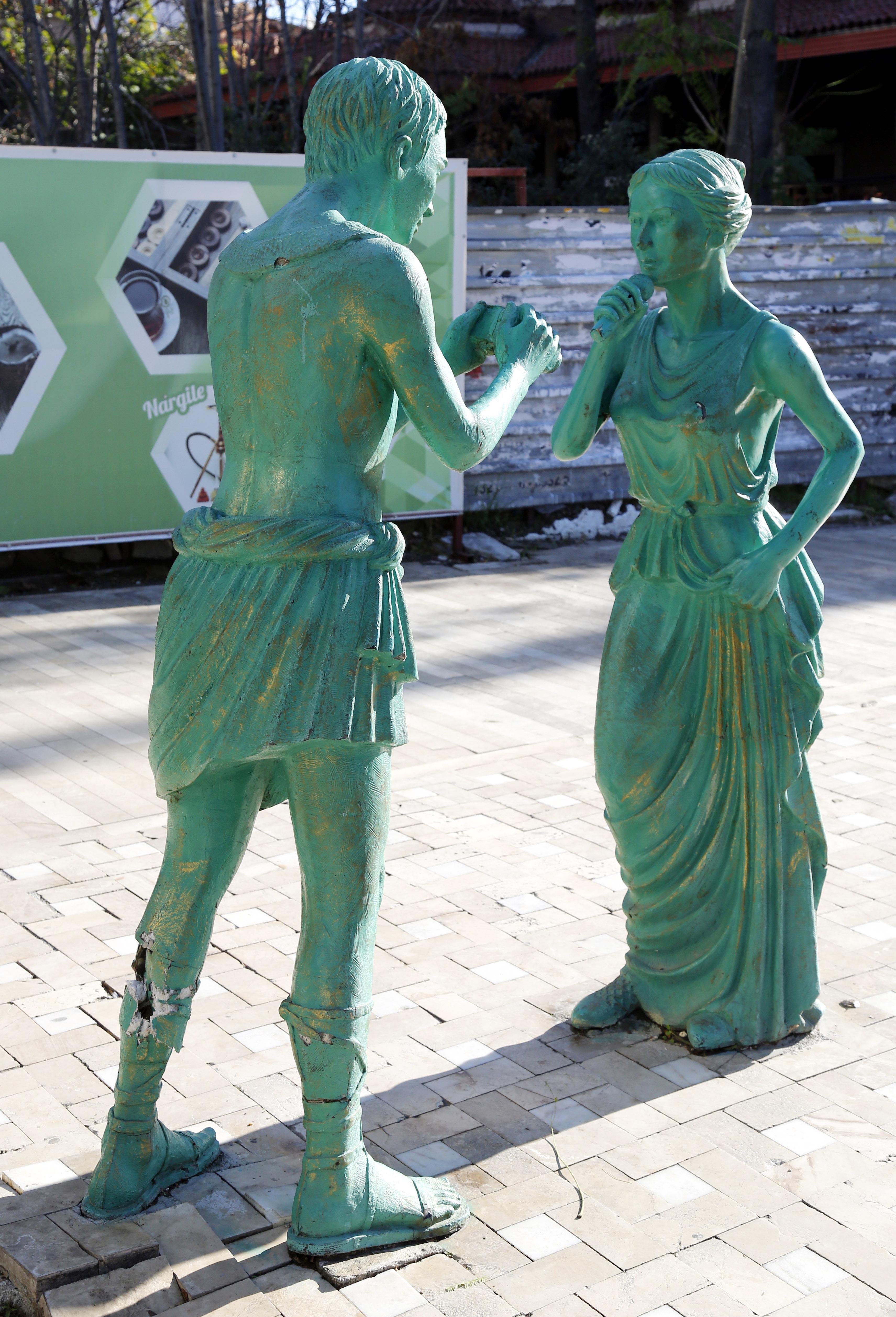 Antalyayı güzelleştiren heykelleri kırdılar