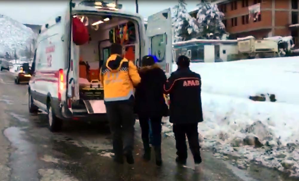 Kar nedeniyle yolu kapanan köydeki hastanın yardımına AFAD ve UMKE yetişti