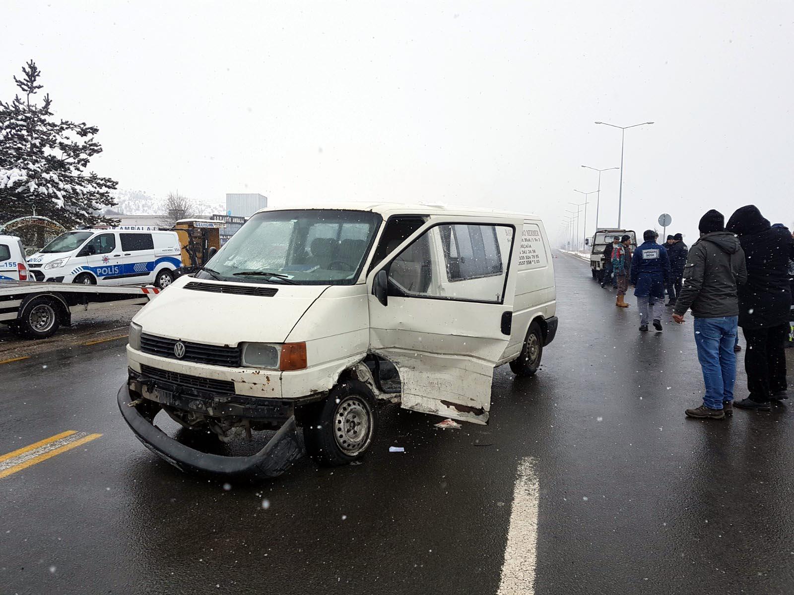 Boluda otomobil ile minibüs çarpıştı: 3 yaralı