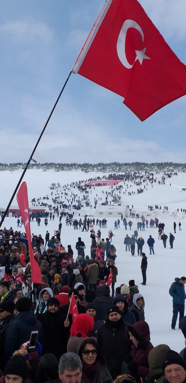 Sarıkamış şehitleri için 7den 70e binlerce kişi karda yürüdü