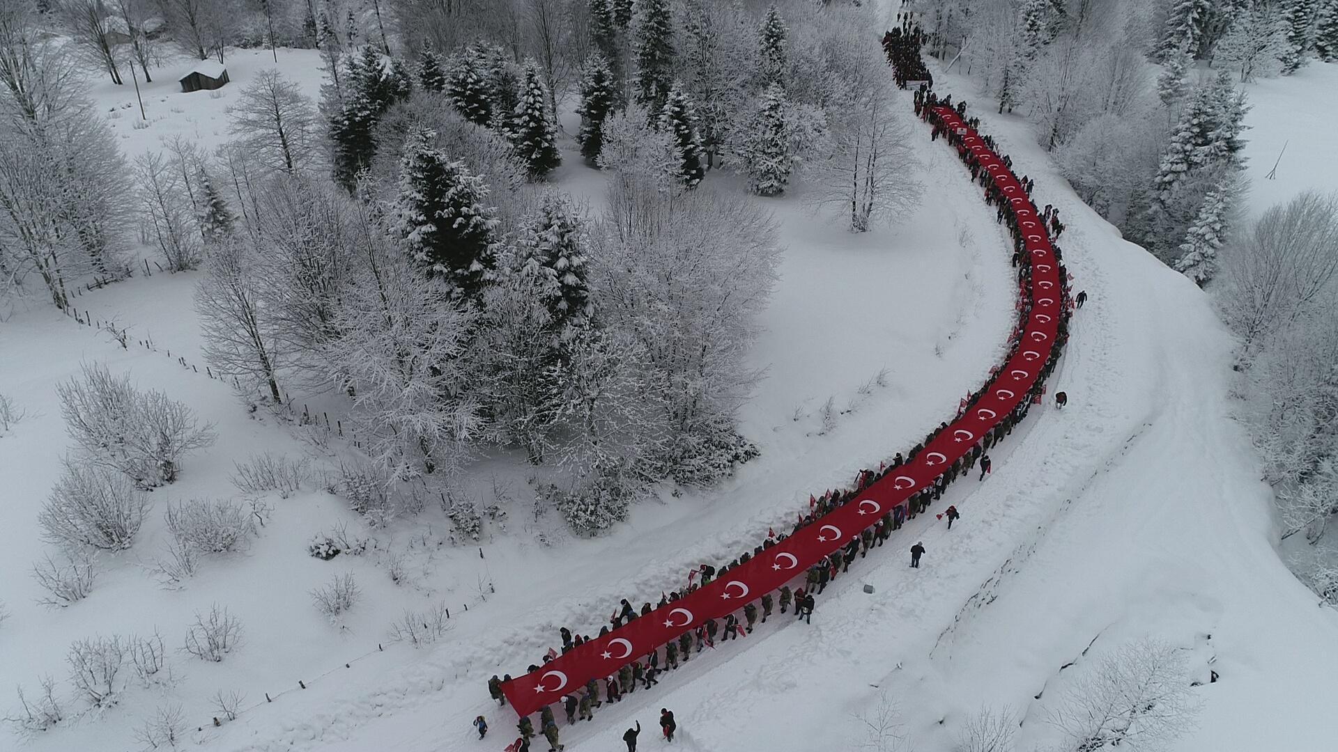 Sarıkamış şehitleri için 7den 70e binlerce kişi karda yürüdü