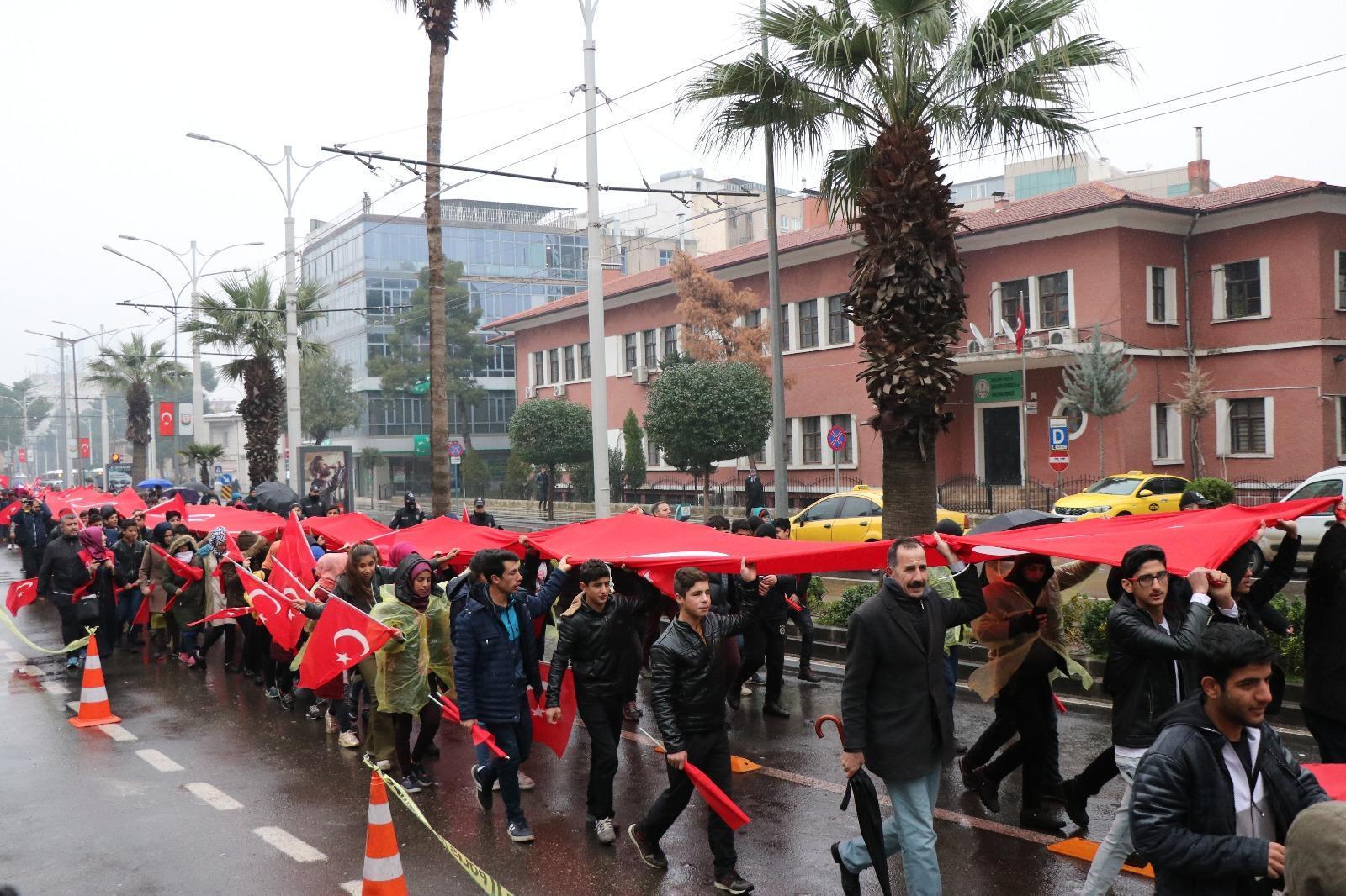 Sarıkamış şehitleri için 7den 70e binlerce kişi karda yürüdü