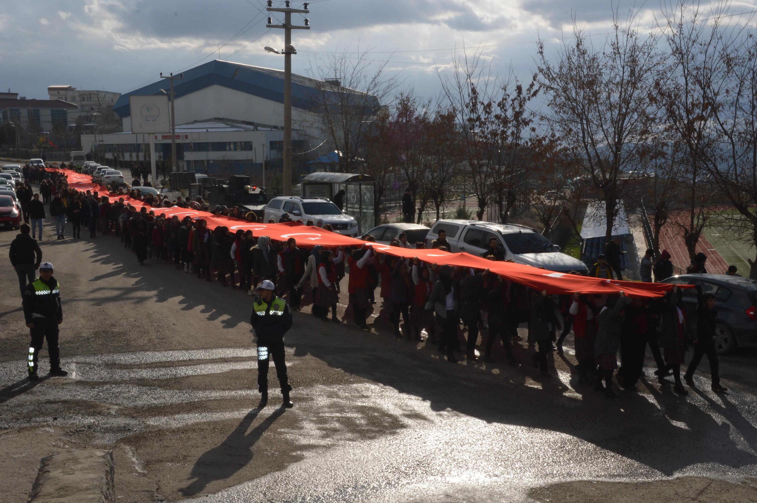 Sarıkamış şehitleri için 7den 70e binlerce kişi karda yürüdü