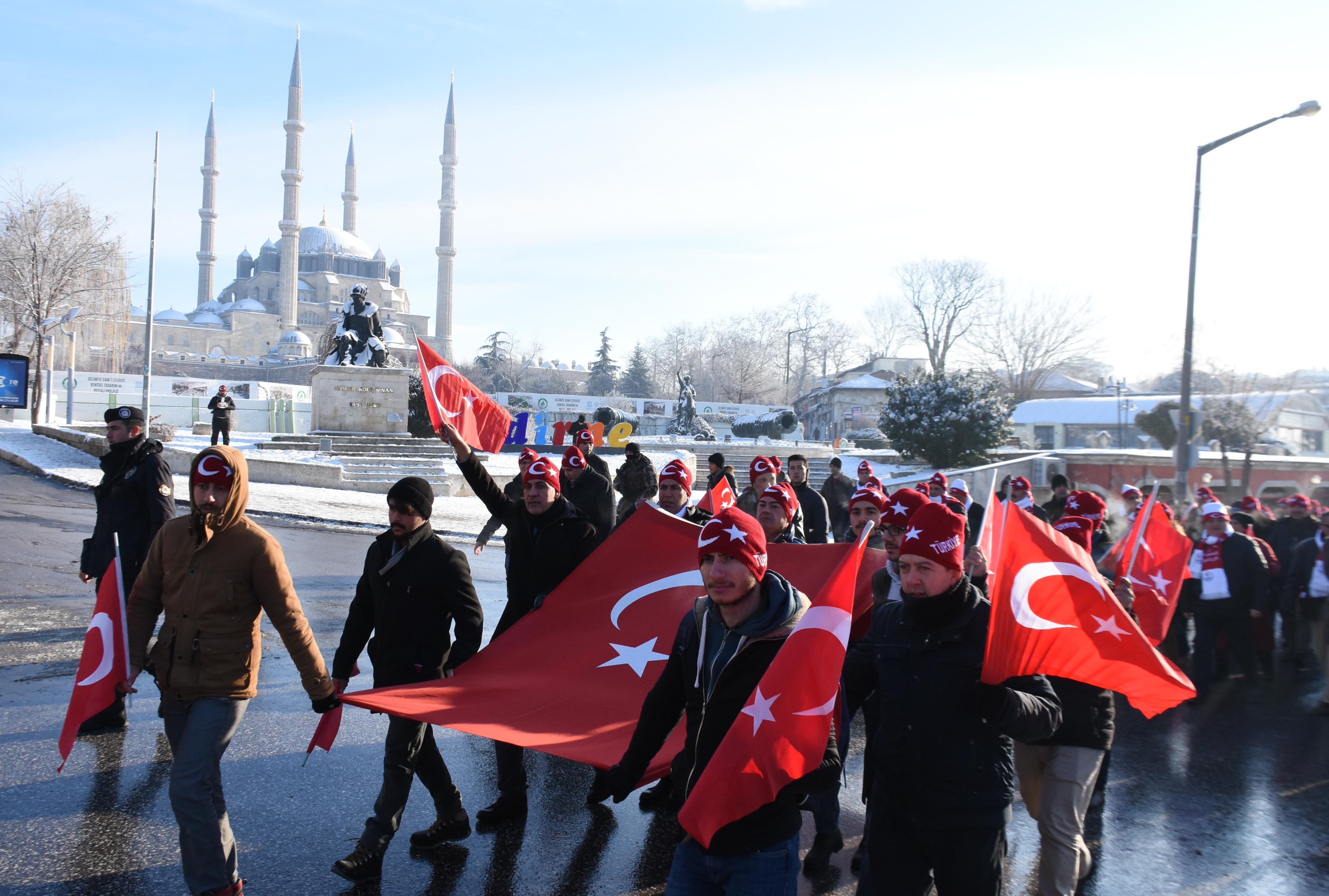 Sarıkamış şehitleri için 7den 70e binlerce kişi karda yürüdü