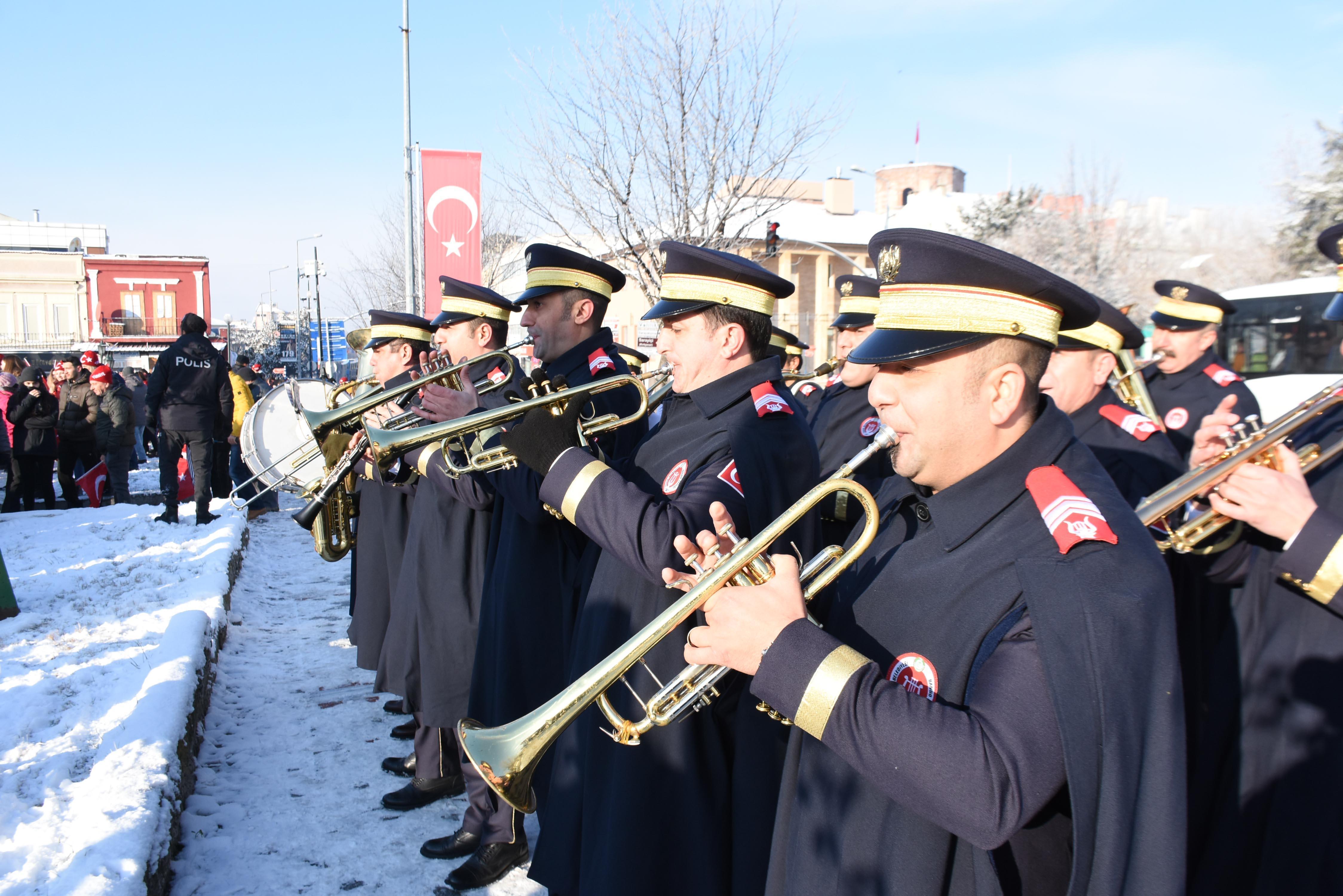 Sarıkamış şehitleri için 7den 70e binlerce kişi karda yürüdü