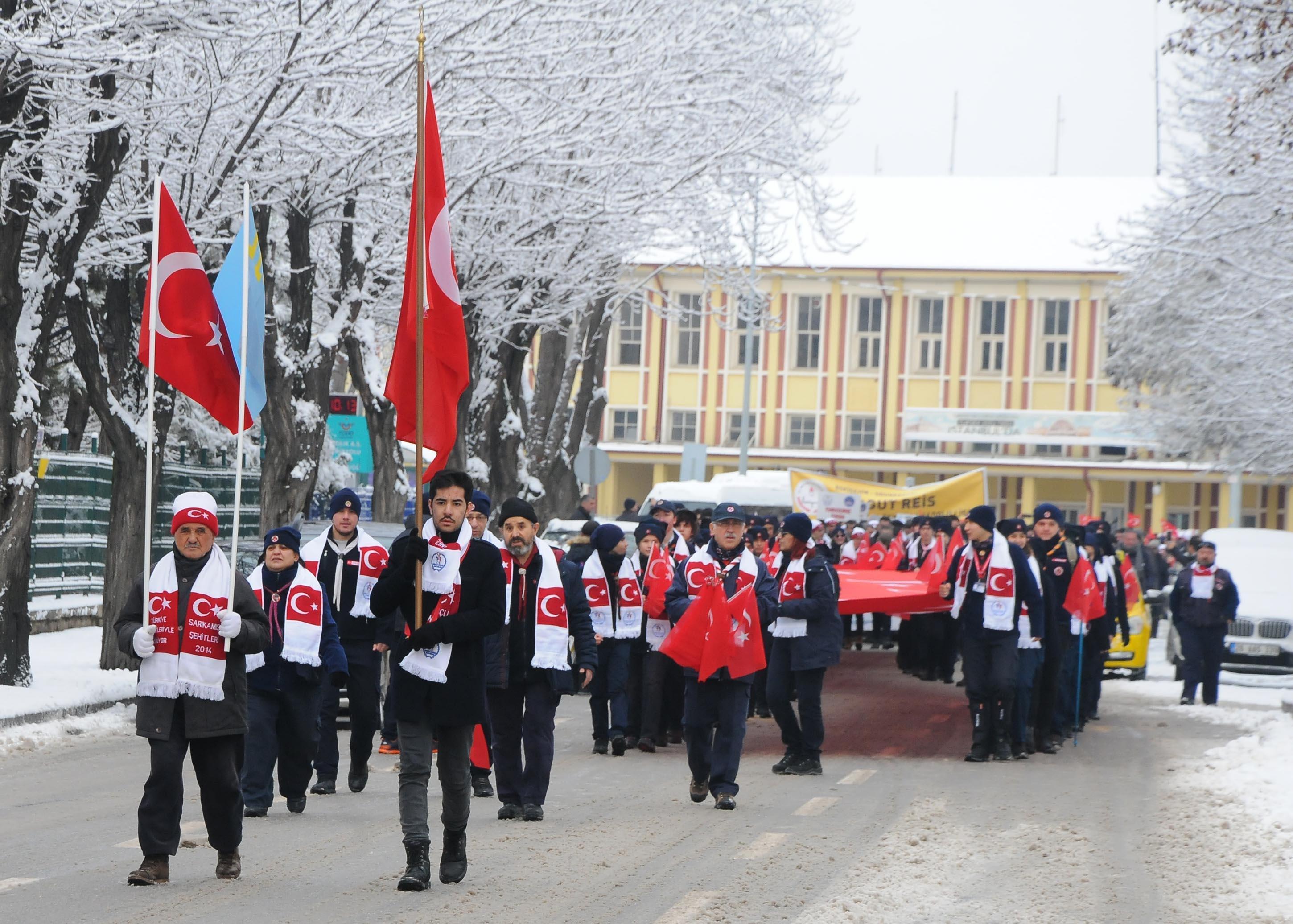 Sarıkamış şehitleri için 7den 70e binlerce kişi karda yürüdü