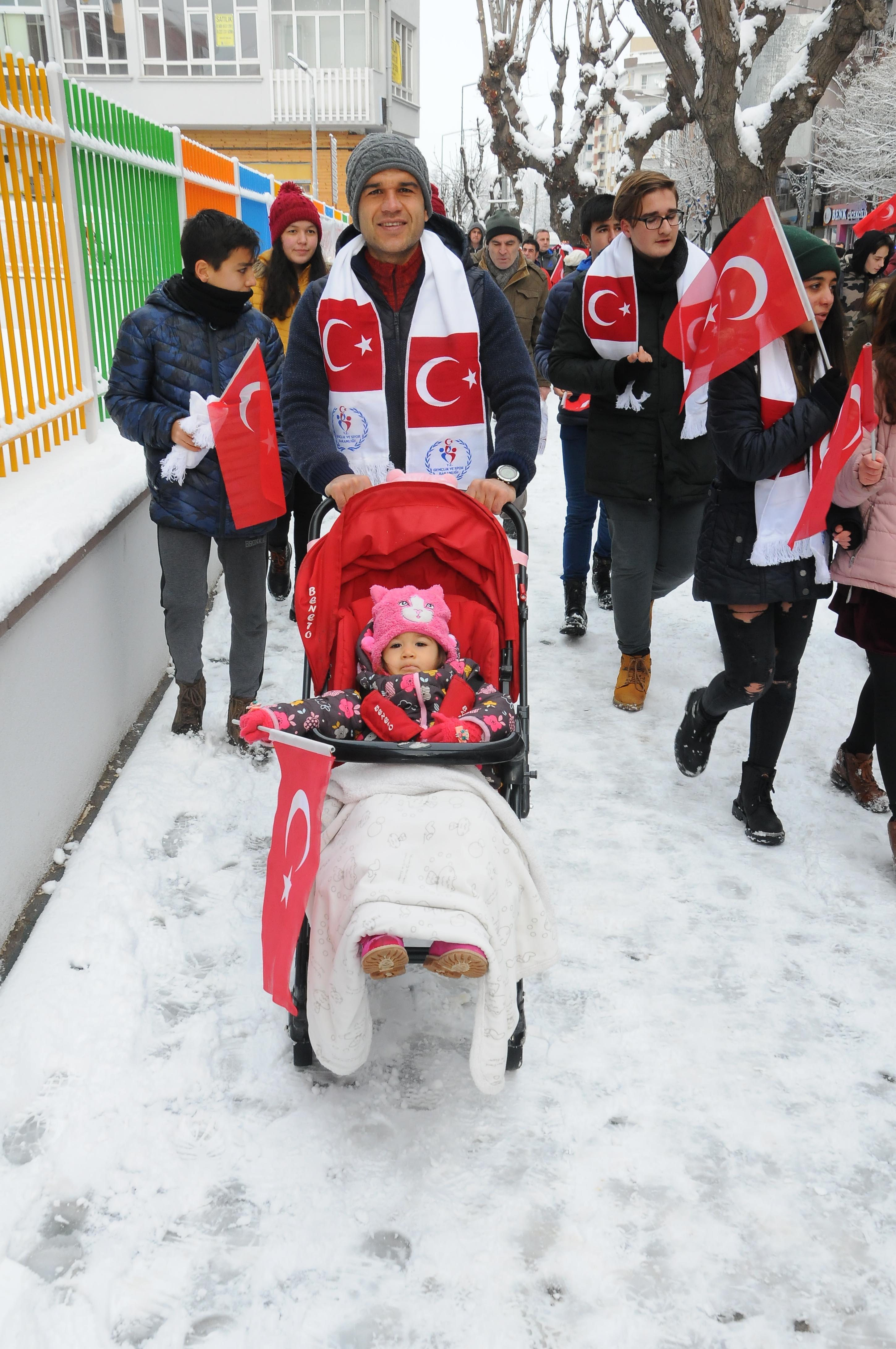 Sarıkamış şehitleri için 7den 70e binlerce kişi karda yürüdü