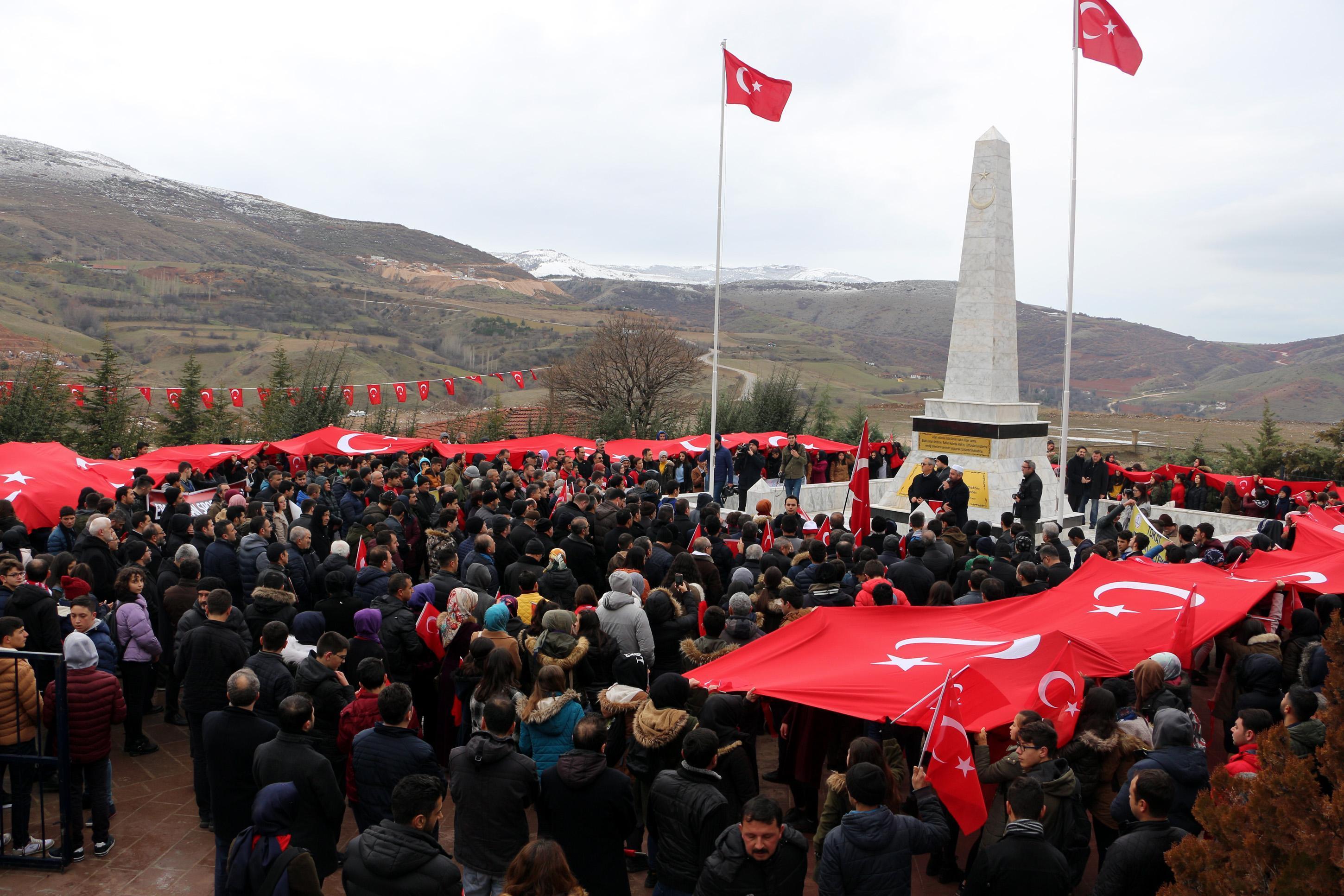 Sarıkamış şehitleri için 7den 70e binlerce kişi karda yürüdü