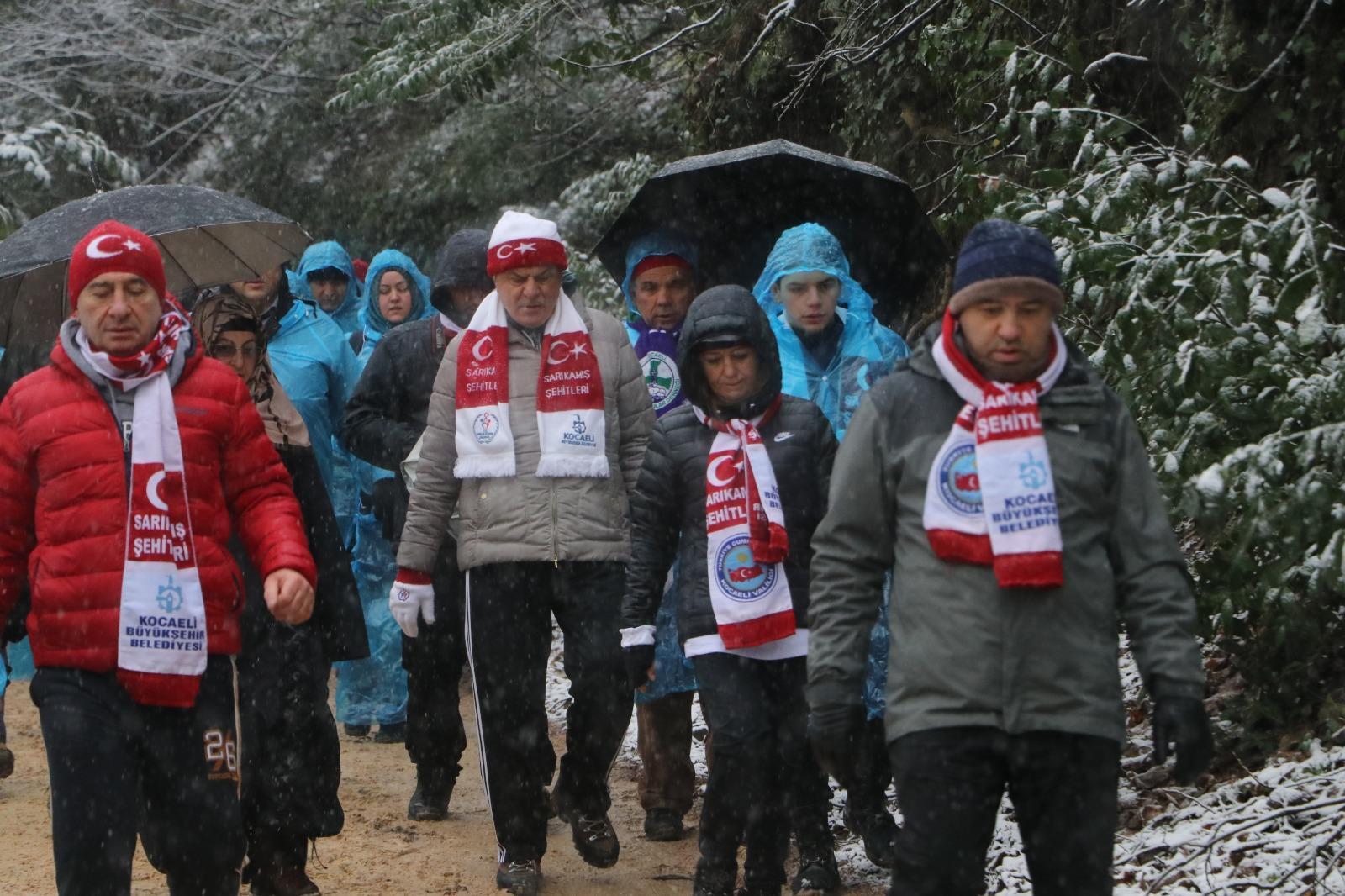 Sarıkamış şehitleri için 7den 70e binlerce kişi karda yürüdü