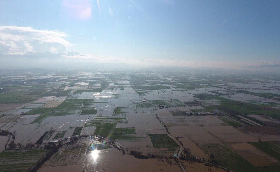 İzmirde sağanak yağış hayatı felç etti
