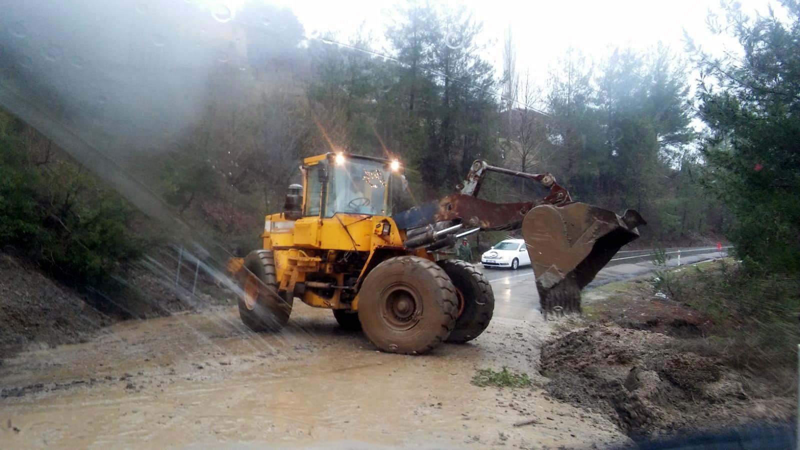 Adanada evleri su bastı, araçlar yolda kaldı