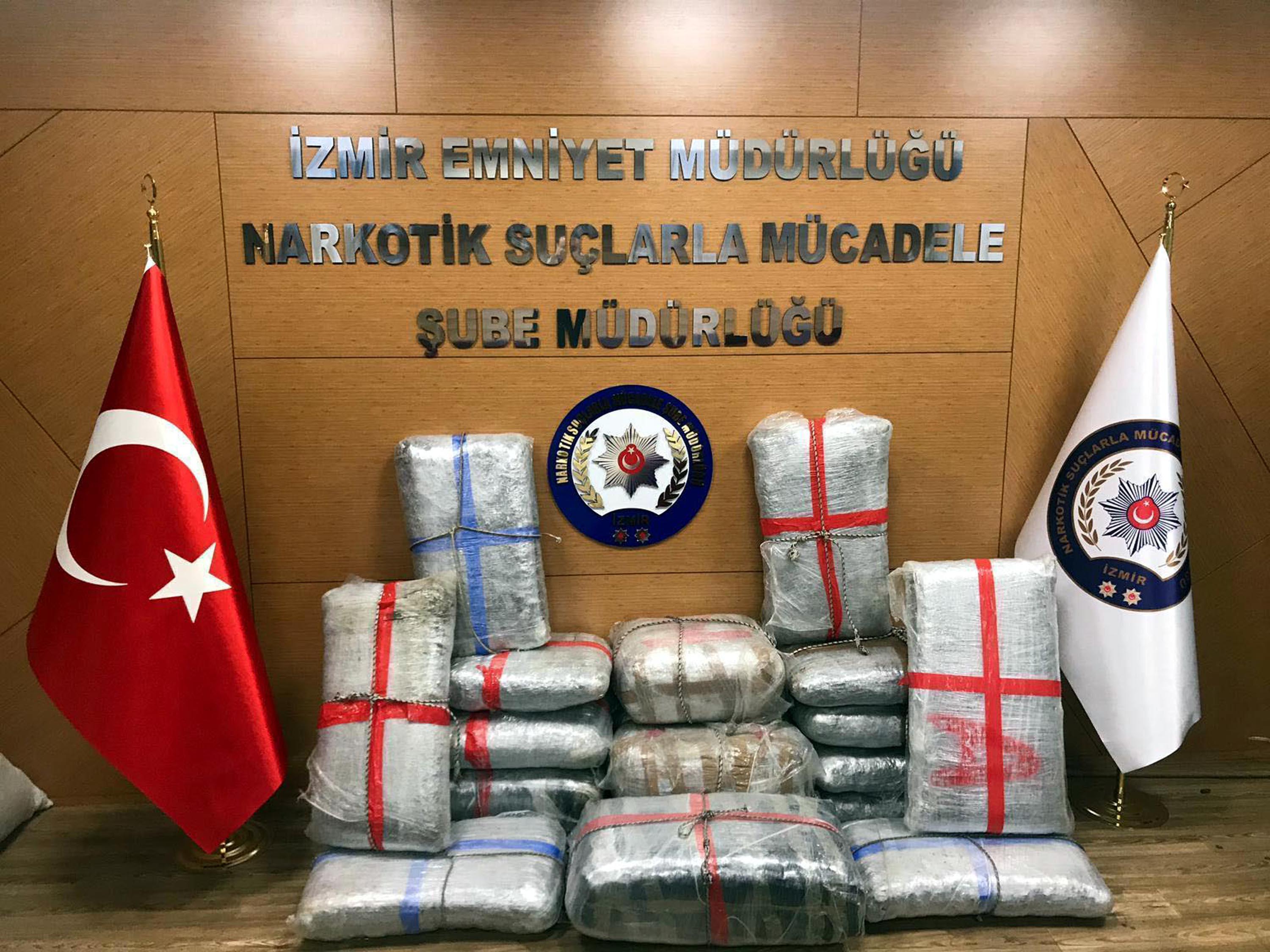 1 tonluk uyuşturucu operasyonunda binbaşı ile birlikte 18 kişi tutuklandı