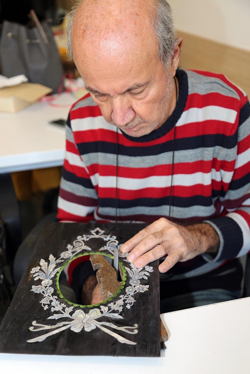 Gönüllü eğitmen, sedef kakma sanatını öğretiyor