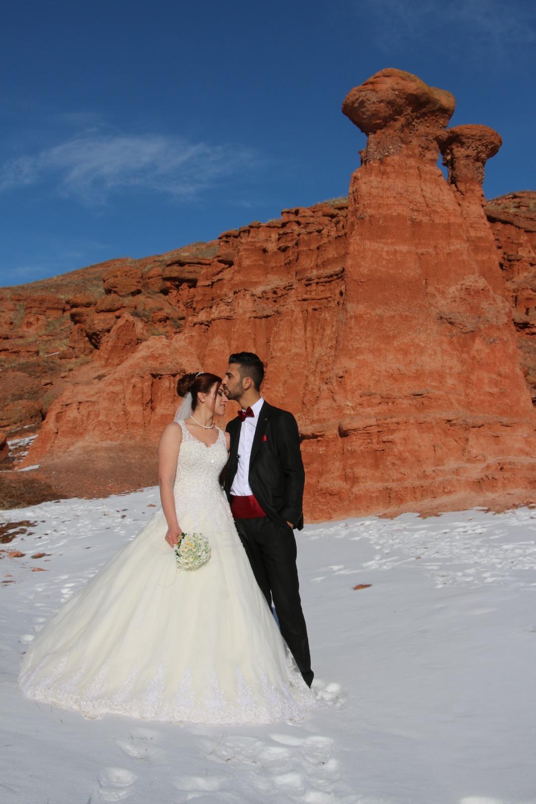 Mutluluklarını peri bacalarında ölümsüzleştirdiler