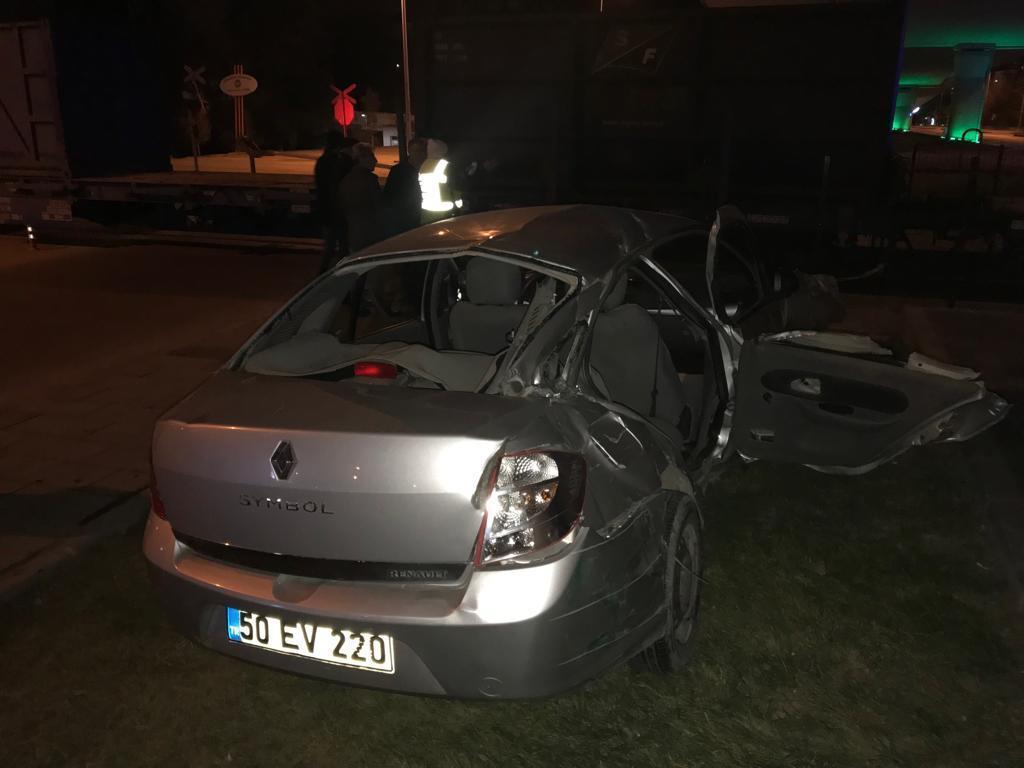 Otomobil yük trenine çarptı: 1i çocuk 2 yaralı