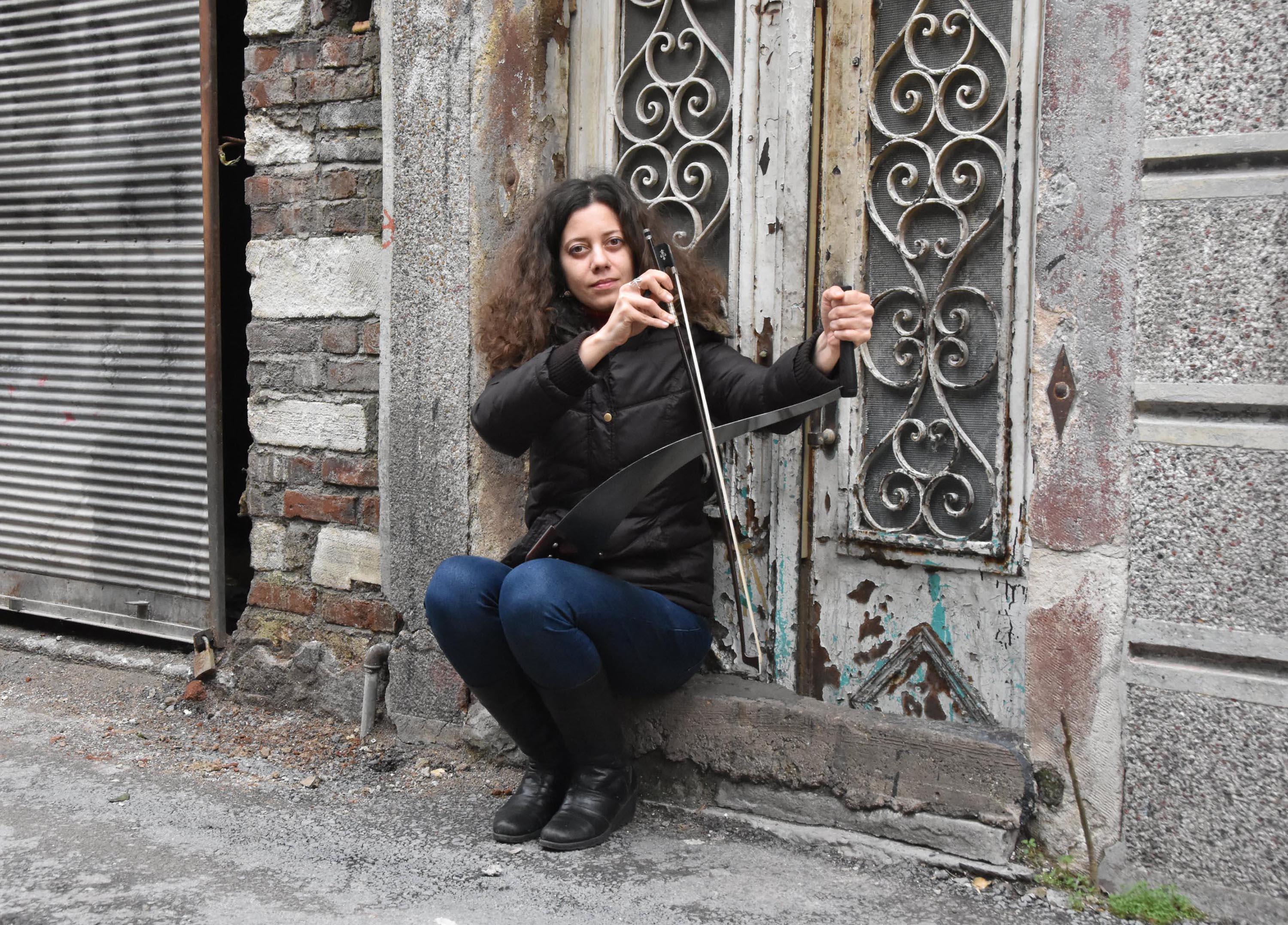 Testereyi keman gibi çalıyor