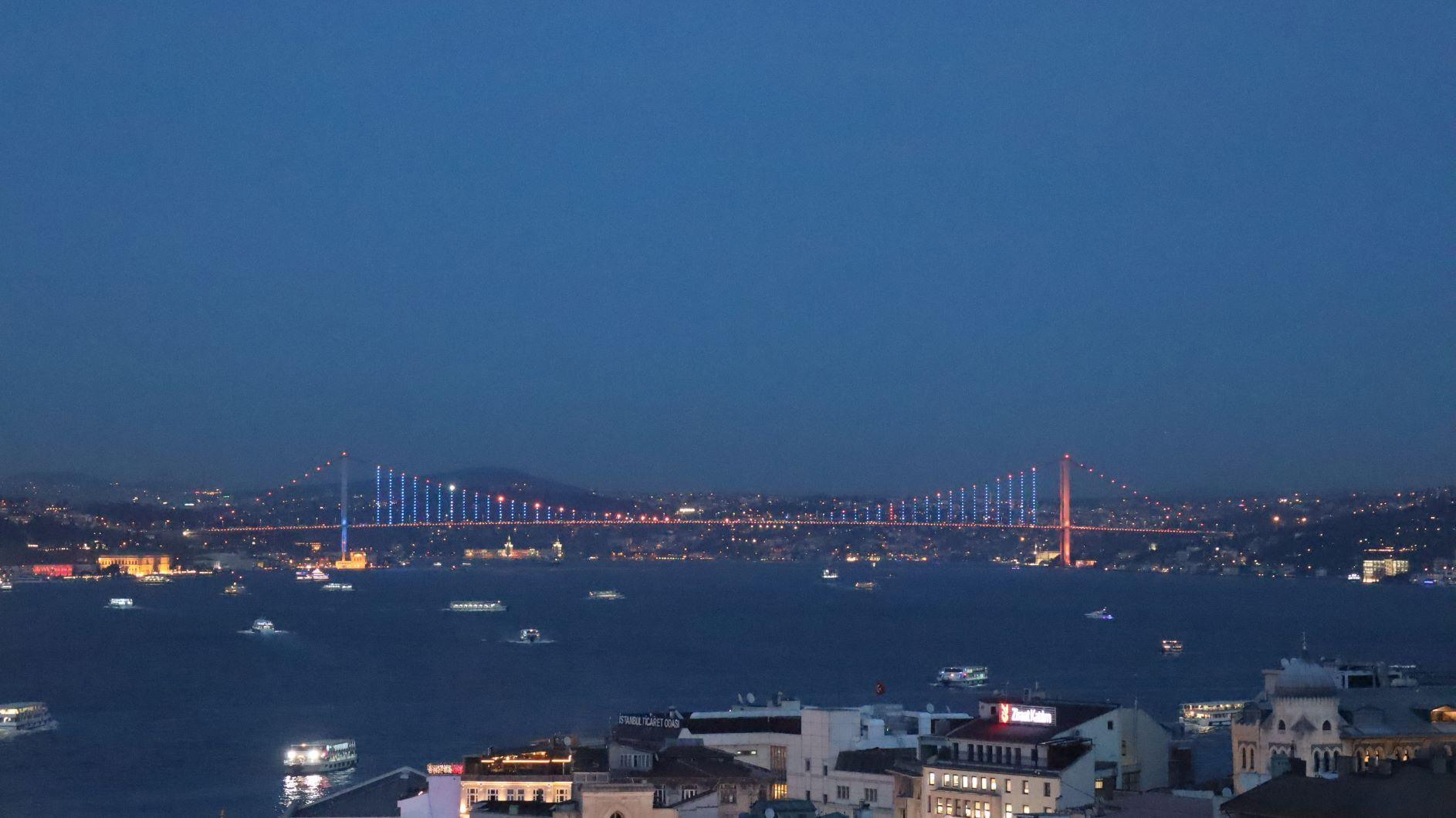 İstanbulun simgeleri Dünya Kanser Gününde mavi ve turuncuya büründü
