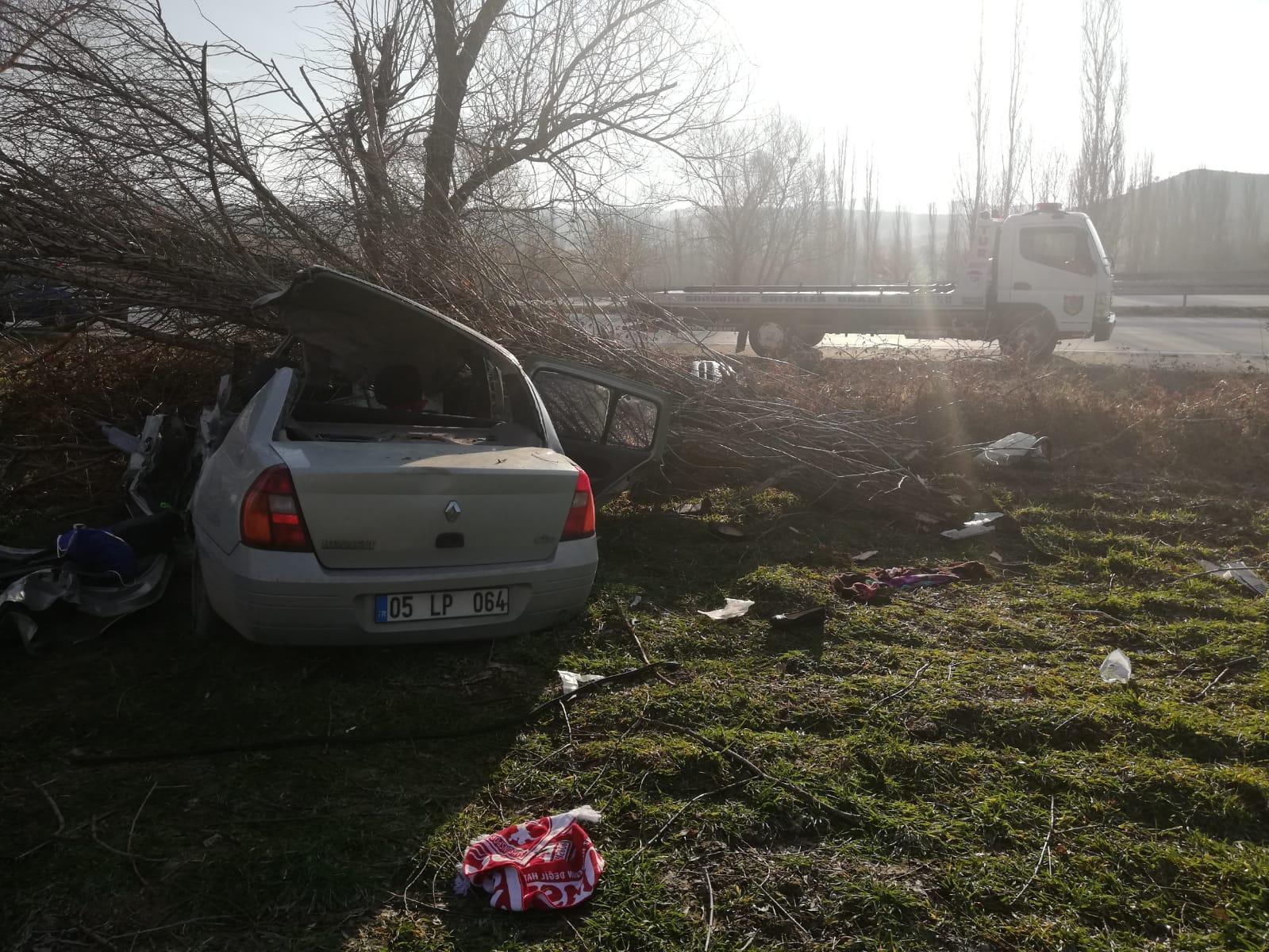 Çorumda yoldan çıkan otomobil ağaca çarptı: 2 ölü