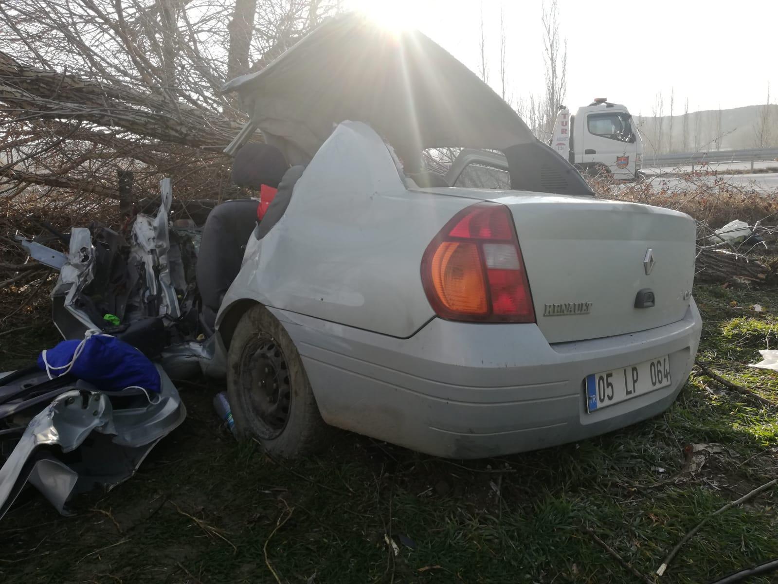 Çorumda yoldan çıkan otomobil ağaca çarptı: 2 ölü