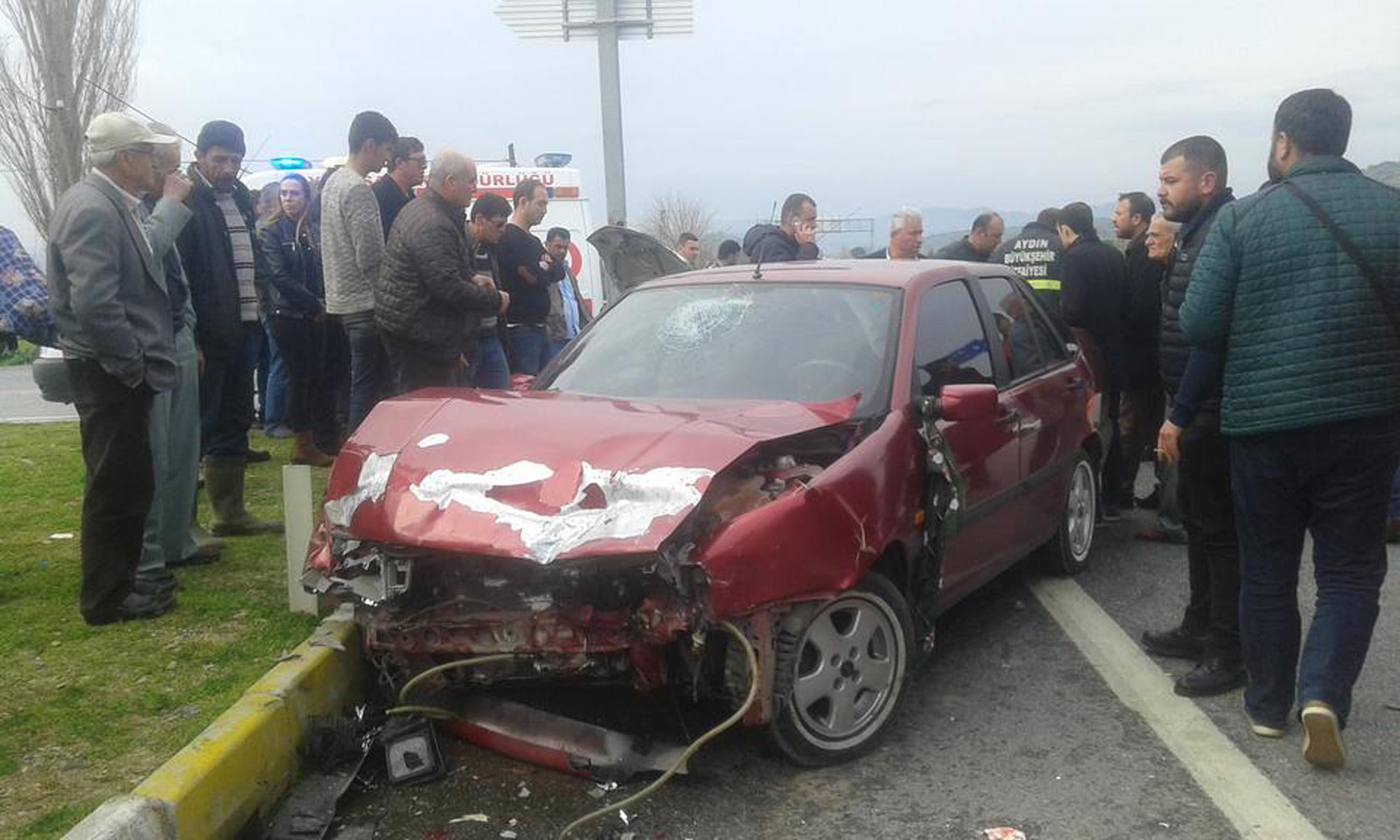Düğün konvoyundaki otomobil kaza yaptı: 1i ağır 5 yaralı