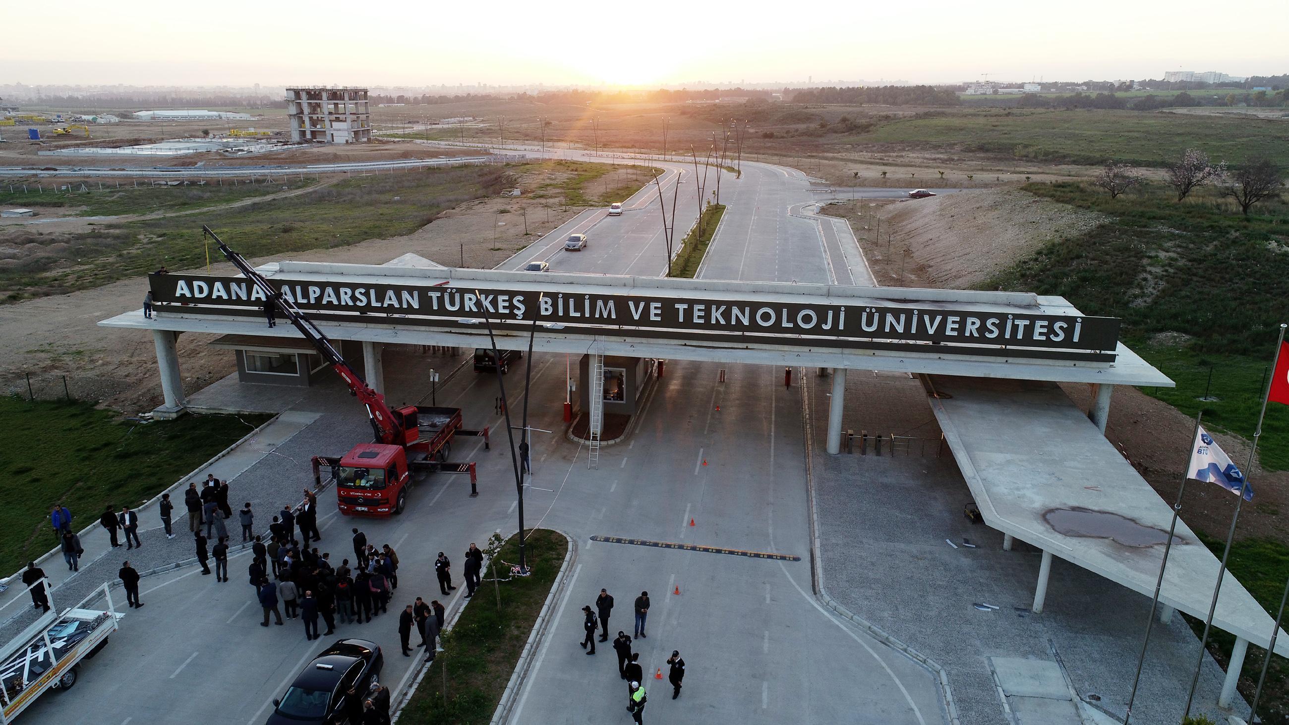 Alparslan Türkeş Bilim ve Teknoloji Üniversitesi, tabelasına kavuştu