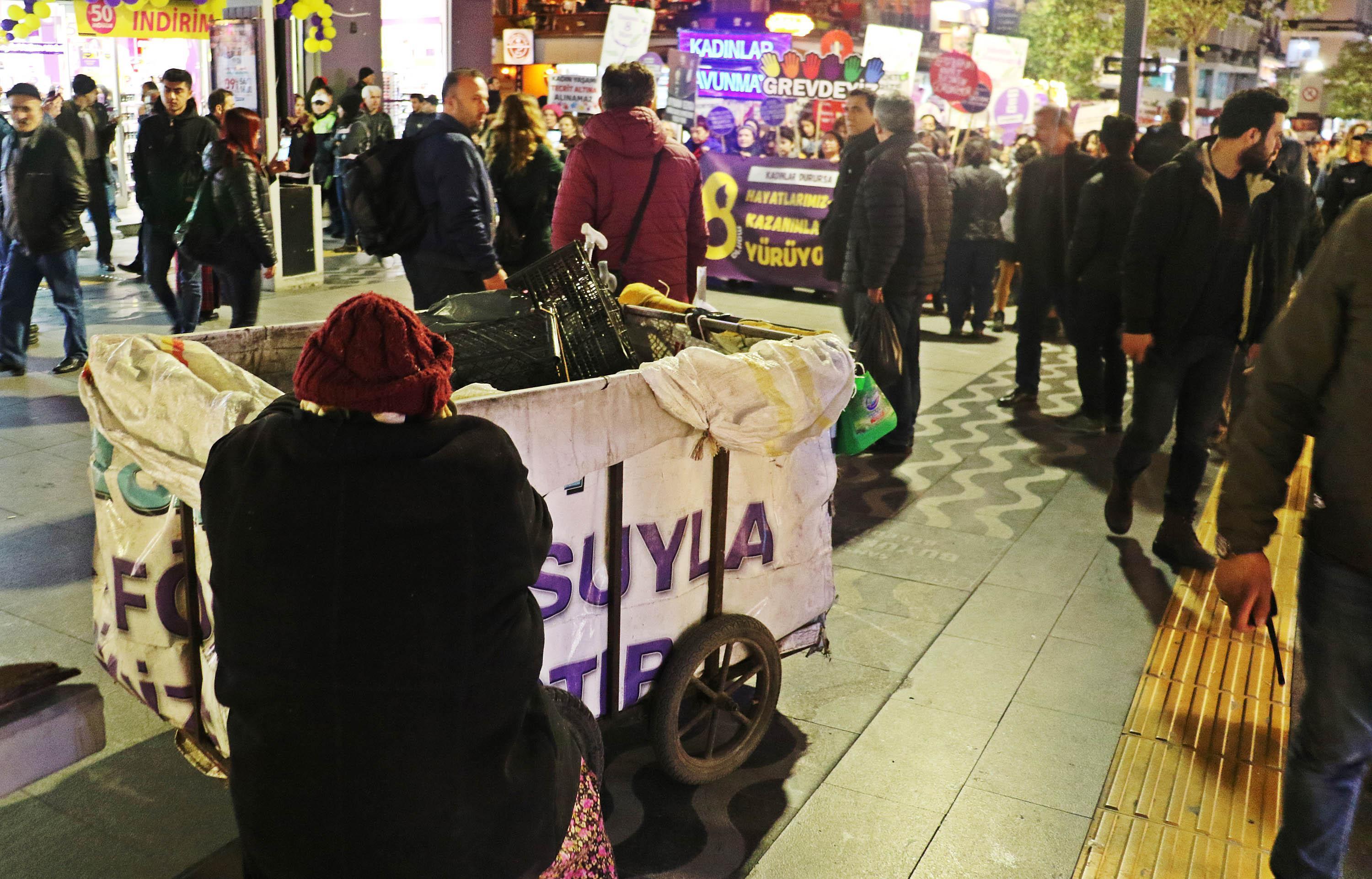 Kadınlar yürüdü, o izledi Çalışmak zorundayım dedi