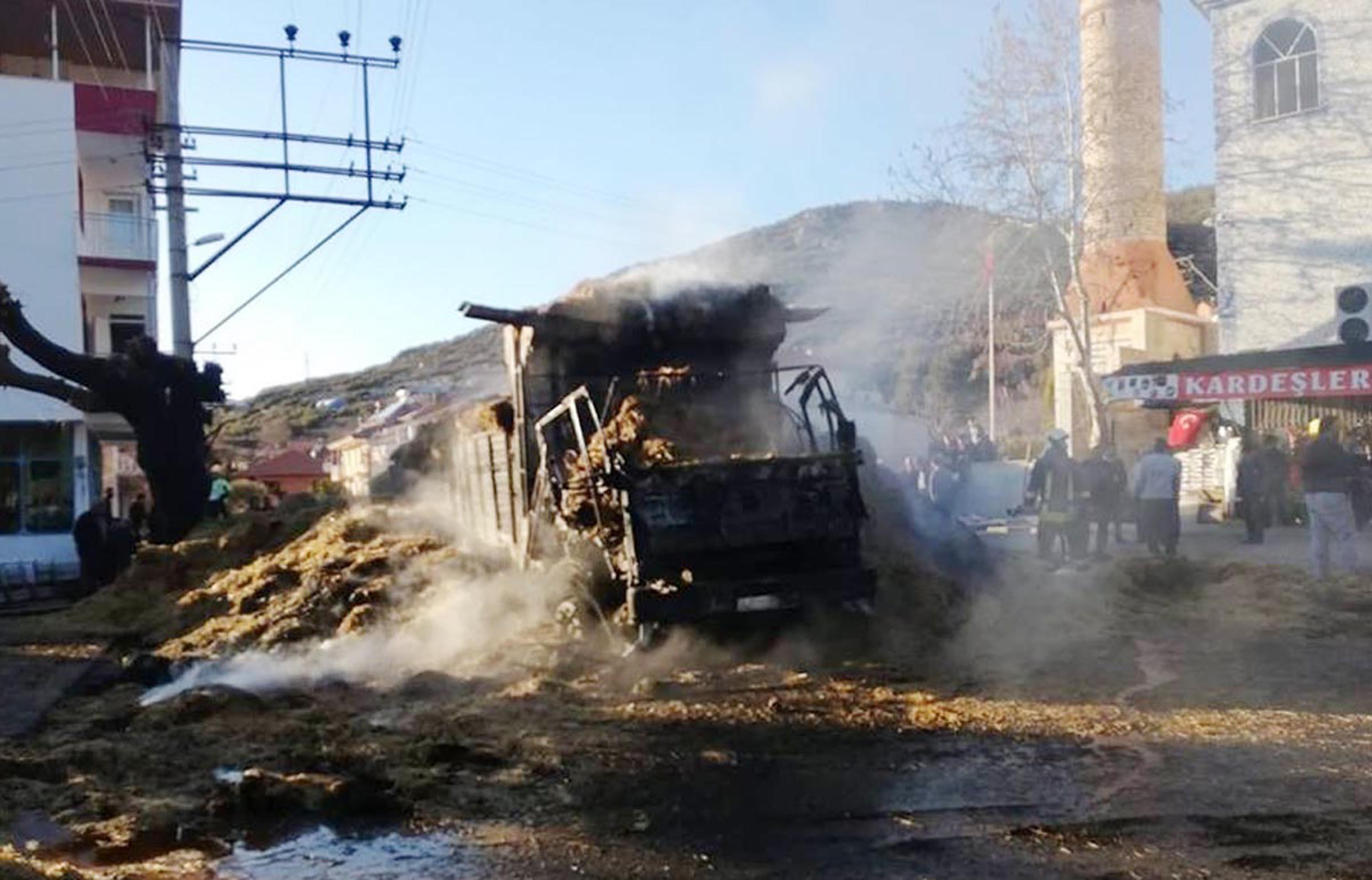 Taraftarın maytaplı kutlaması, saman yüklü kamyonu yaktı