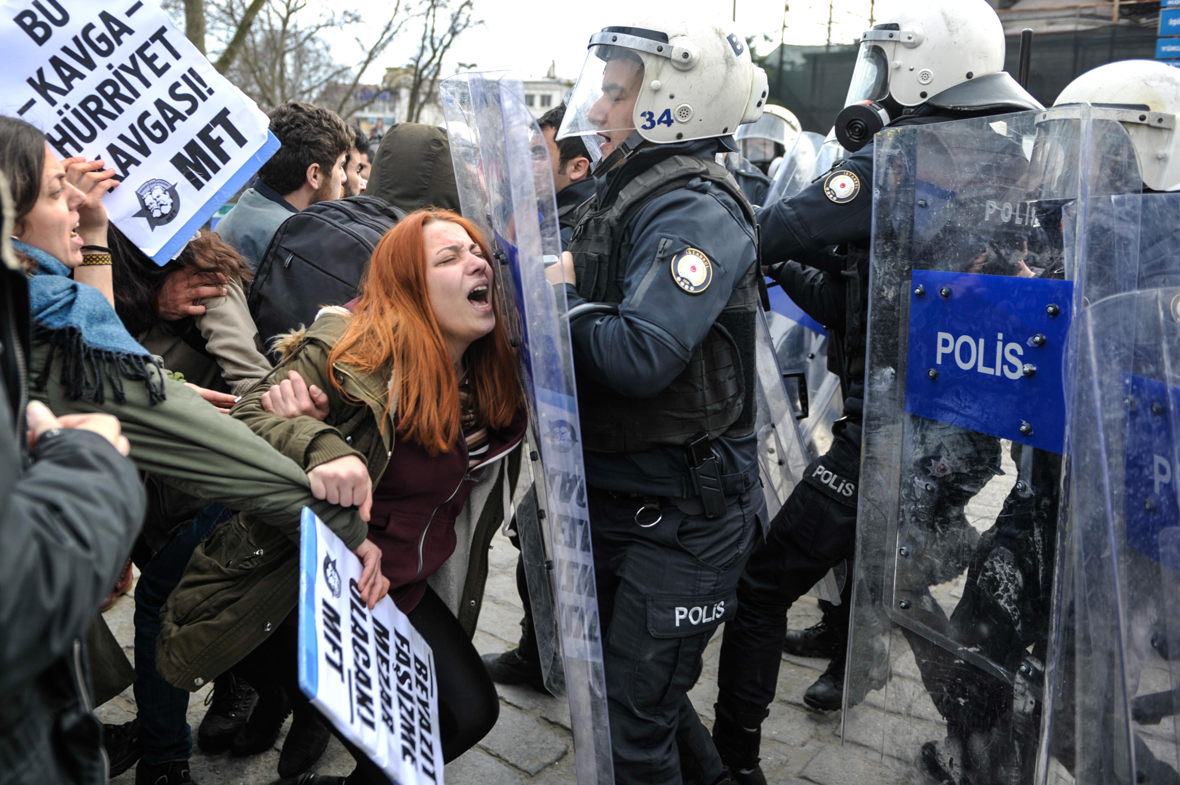 Beyazıtta eylem yapan gruba polis müdahalesi