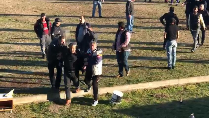 Cezalı teknik direktör sahaya inip sevinince ortalık karıştı