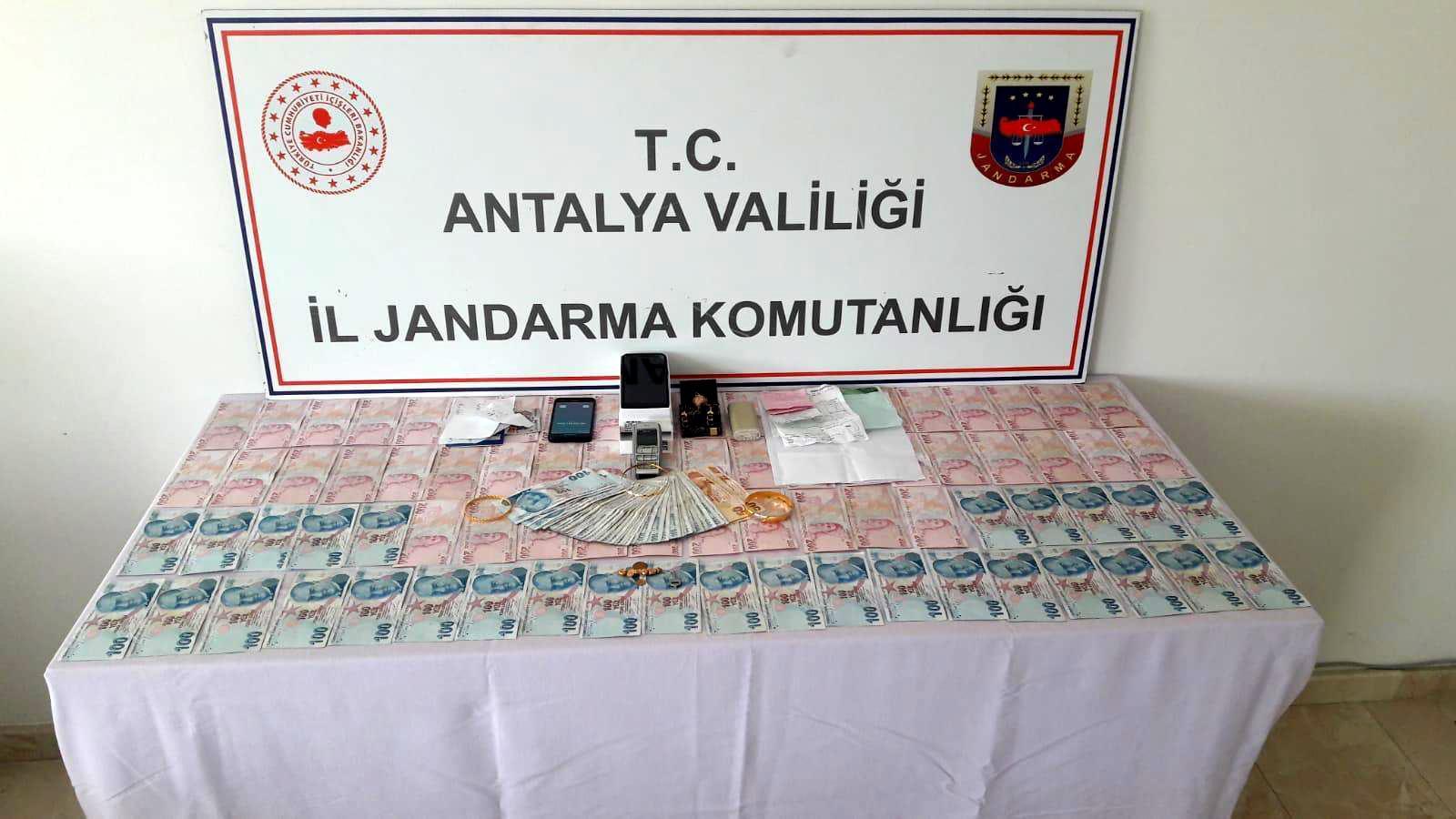 Dolandırıcılık çetesi çökertildi, çete lideri ATMden parayı çekerken yakalandı