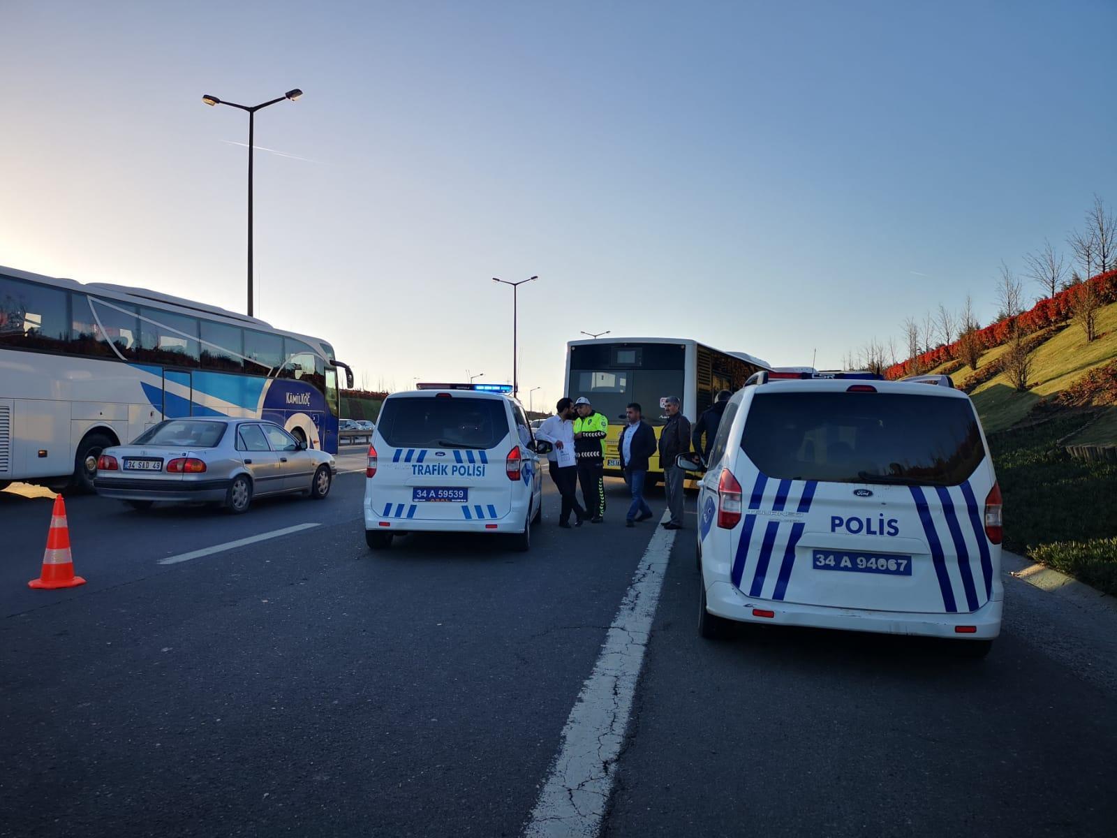 Sancaktepe TEMde İETT otobüsü servis minibüsüne çarptı: 4 yaralı