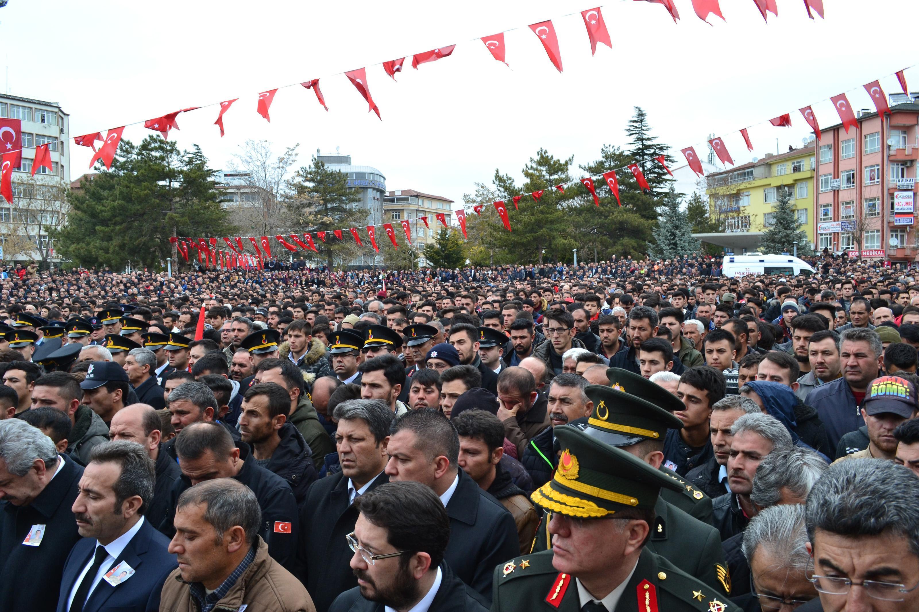Şehit Sözleşmeli Er Mustafa Ergeni 10 bin kişi uğurladı