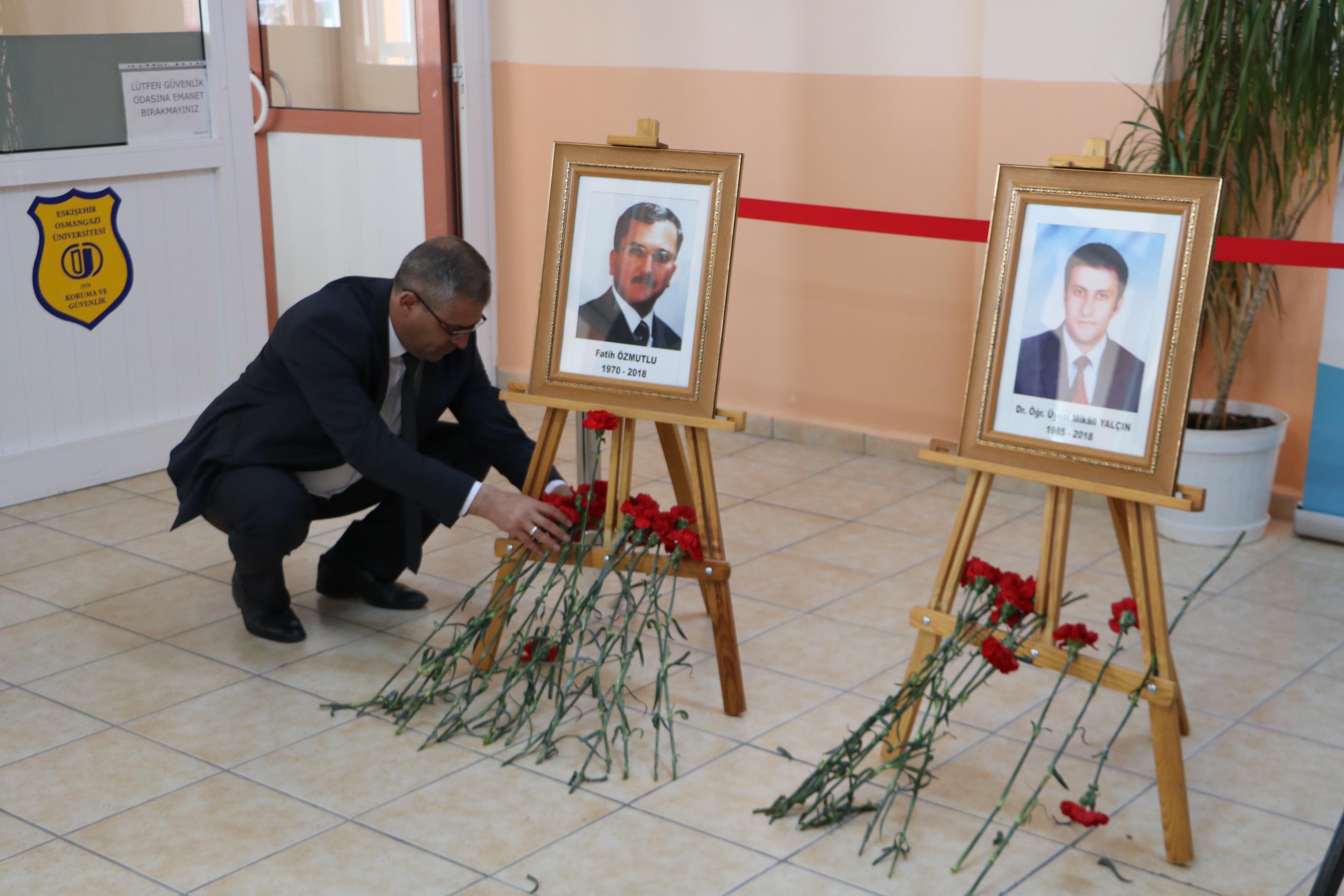 Üniversitede öldürülen dört akademisyen karanfillerle anıldı