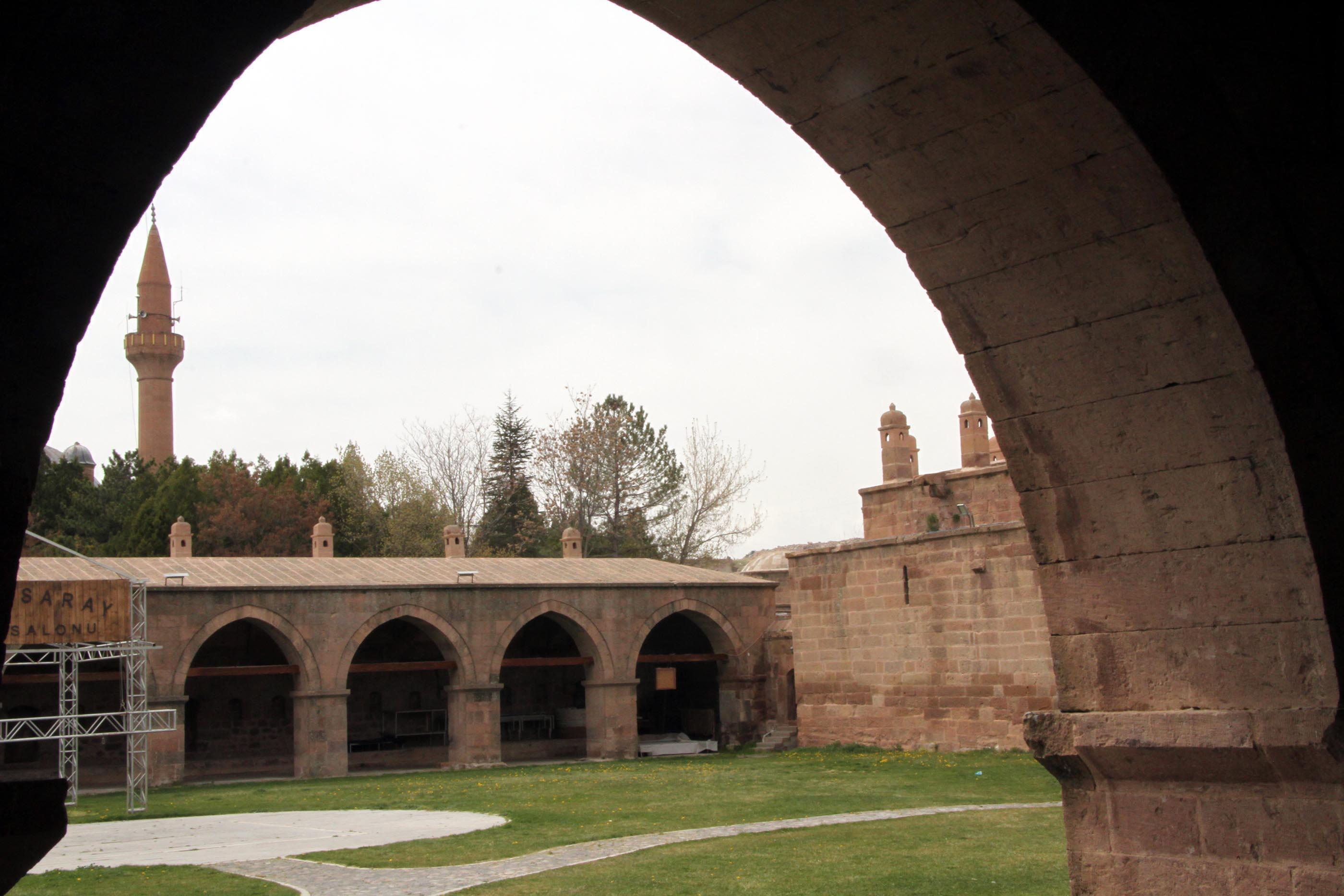 Osmanlıdan kalan kervansaray, mimarisiyle ilgi görüyor