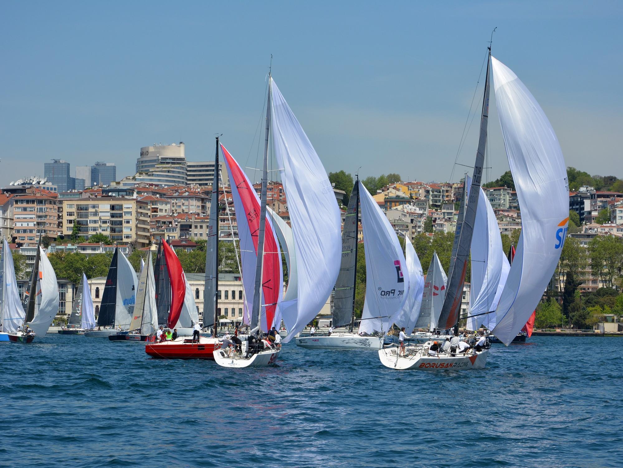 İstanbul Boğazı’nda yılın ilk yelkenli yarışı gerçekleşti