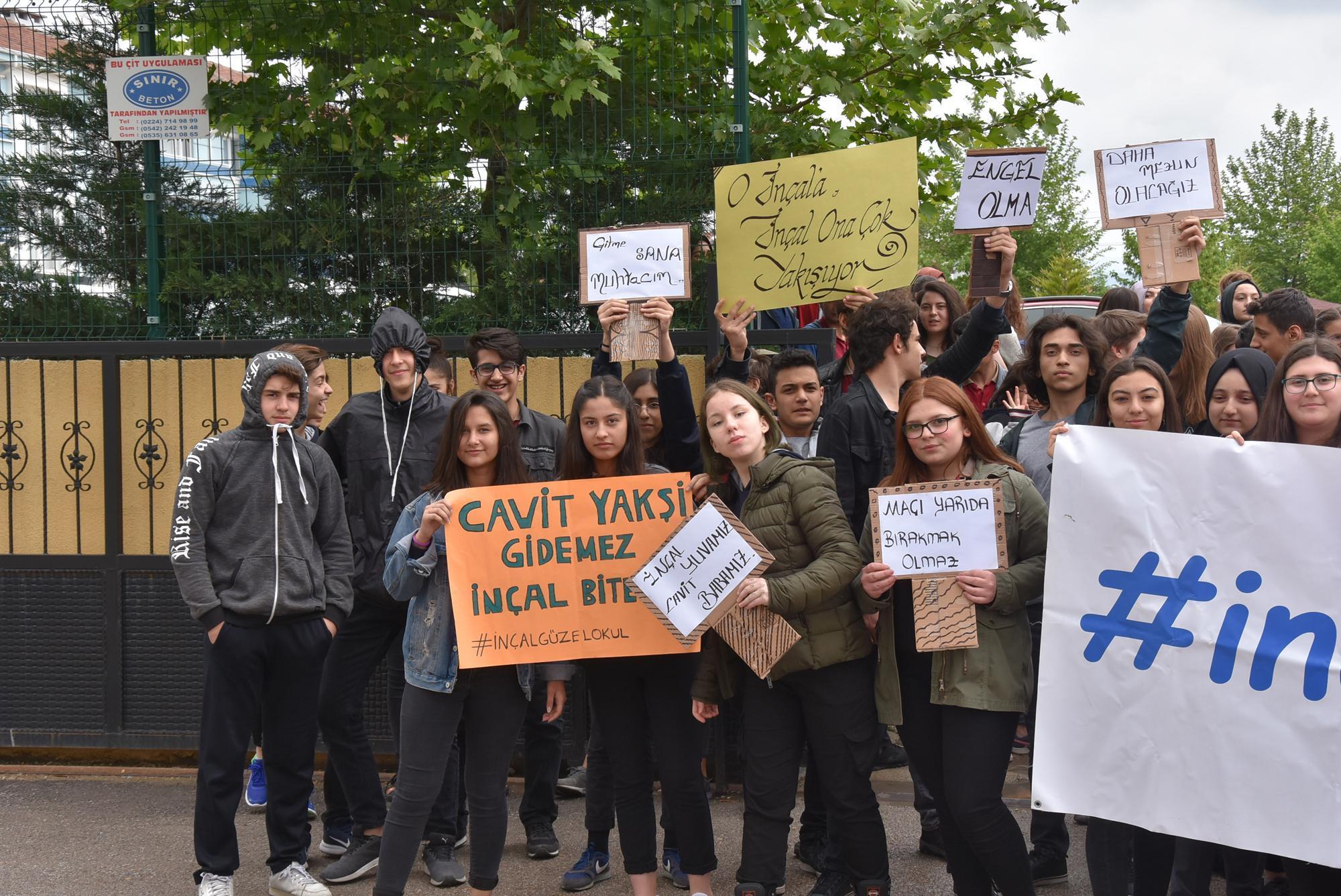 Öğrenciler, okul müdürlerinin değişmemesi için eylem yaptı